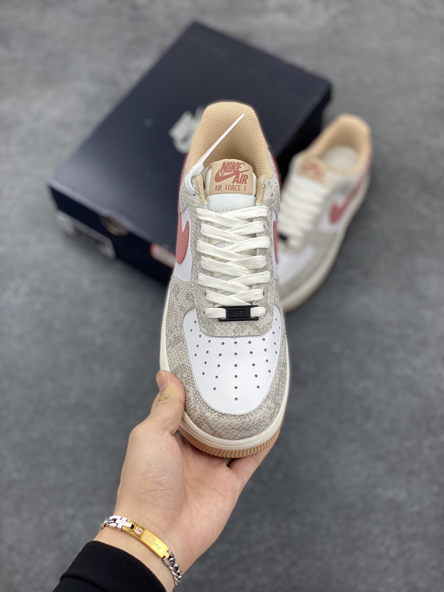 图片[2]-Nike Air Force 1 Low 蛇年白棕 空军一号低帮运动休闲板鞋 原楦头原纸板 打造纯正空军版型#专注外贸渠道 全掌内置蜂窝气垫 #原盒配件 原厂中底钢印、拉帮完美 货号：HF2898-100 尺码：36 36.5 37.5 38 38.5 39 40 40.5 41 42 42.5 43 44 44.5 45-选品中心