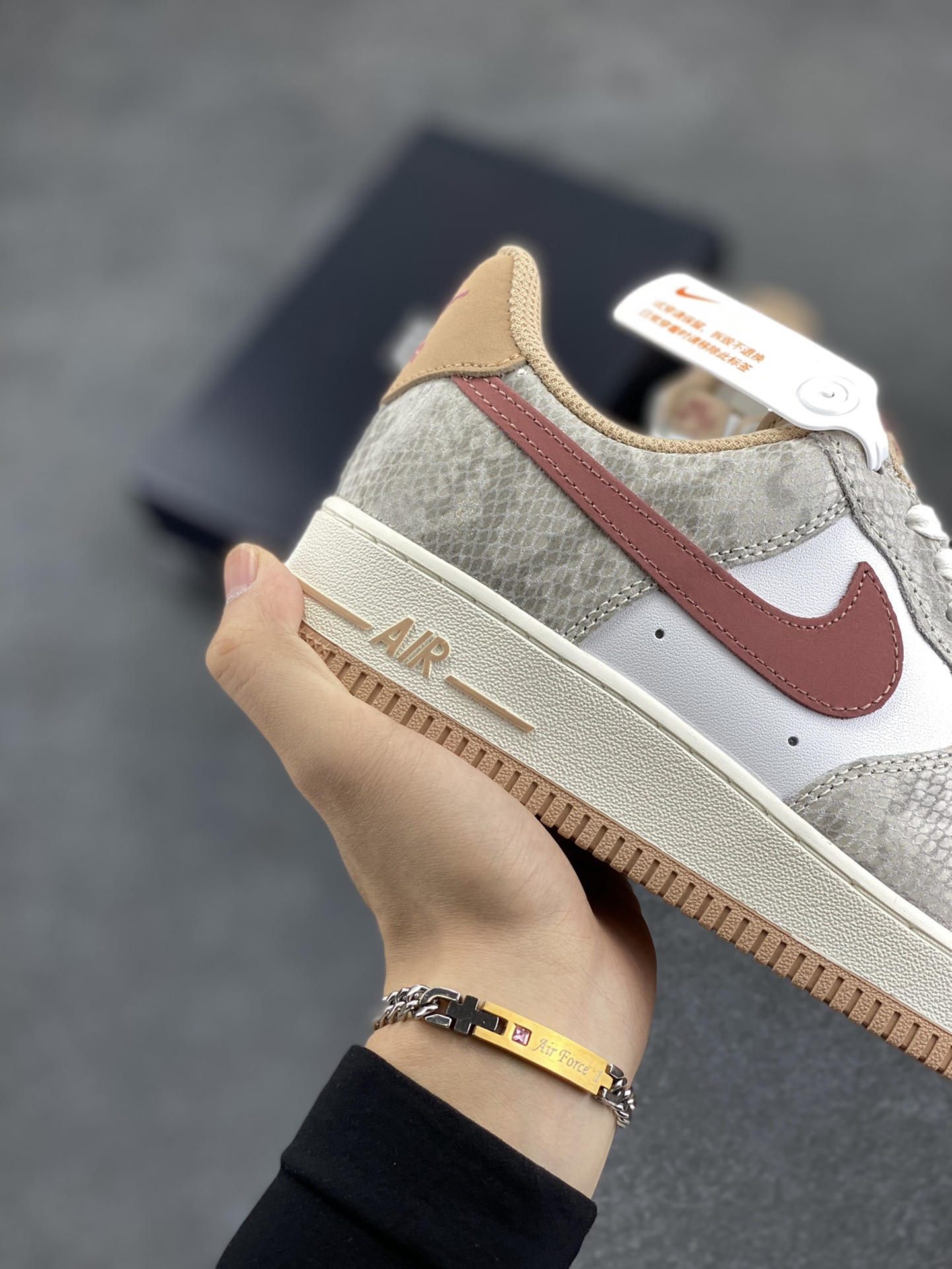 图片[6]-Nike Air Force 1 Low 蛇年白棕 空军一号低帮运动休闲板鞋 原楦头原纸板 打造纯正空军版型#专注外贸渠道 全掌内置蜂窝气垫 #原盒配件 原厂中底钢印、拉帮完美 货号：HF2898-100 尺码：36 36.5 37.5 38 38.5 39 40 40.5 41 42 42.5 43 44 44.5 45-选品中心
