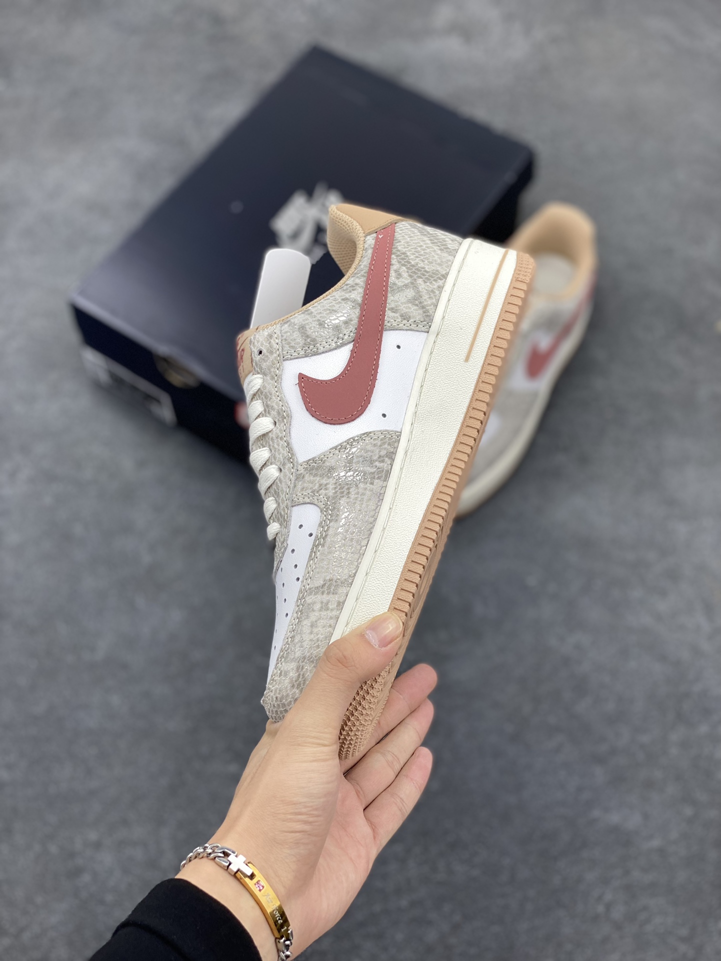 图片[3]-Nike Air Force 1 Low 蛇年白棕 空军一号低帮运动休闲板鞋 原楦头原纸板 打造纯正空军版型#专注外贸渠道 全掌内置蜂窝气垫 #原盒配件 原厂中底钢印、拉帮完美 货号：HF2898-100 尺码：36 36.5 37.5 38 38.5 39 40 40.5 41 42 42.5 43 44 44.5 45-选品中心