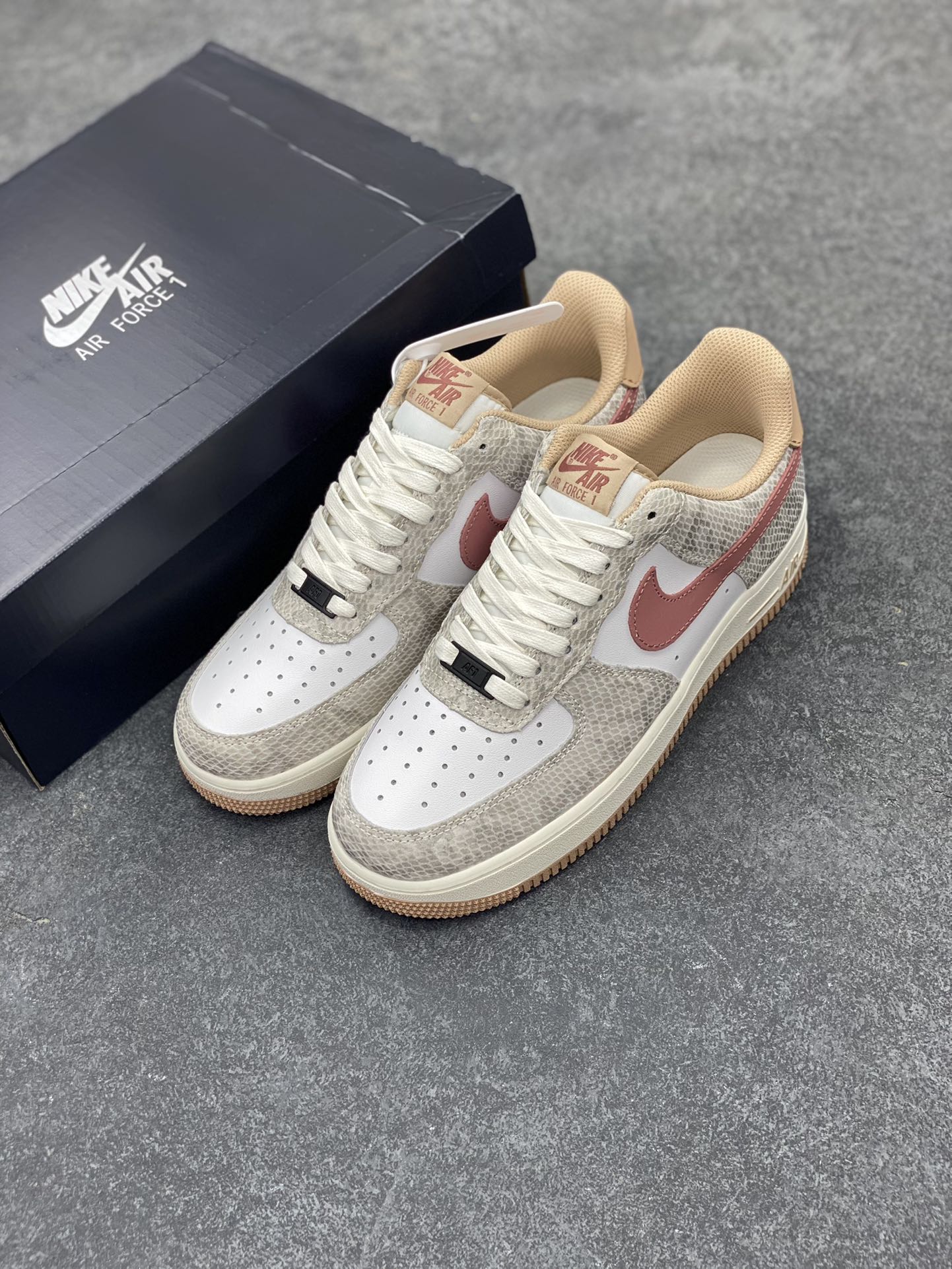 图片[8]-Nike Air Force 1 Low 蛇年白棕 空军一号低帮运动休闲板鞋 原楦头原纸板 打造纯正空军版型#专注外贸渠道 全掌内置蜂窝气垫 #原盒配件 原厂中底钢印、拉帮完美 货号：HF2898-100 尺码：36 36.5 37.5 38 38.5 39 40 40.5 41 42 42.5 43 44 44.5 45-选品中心