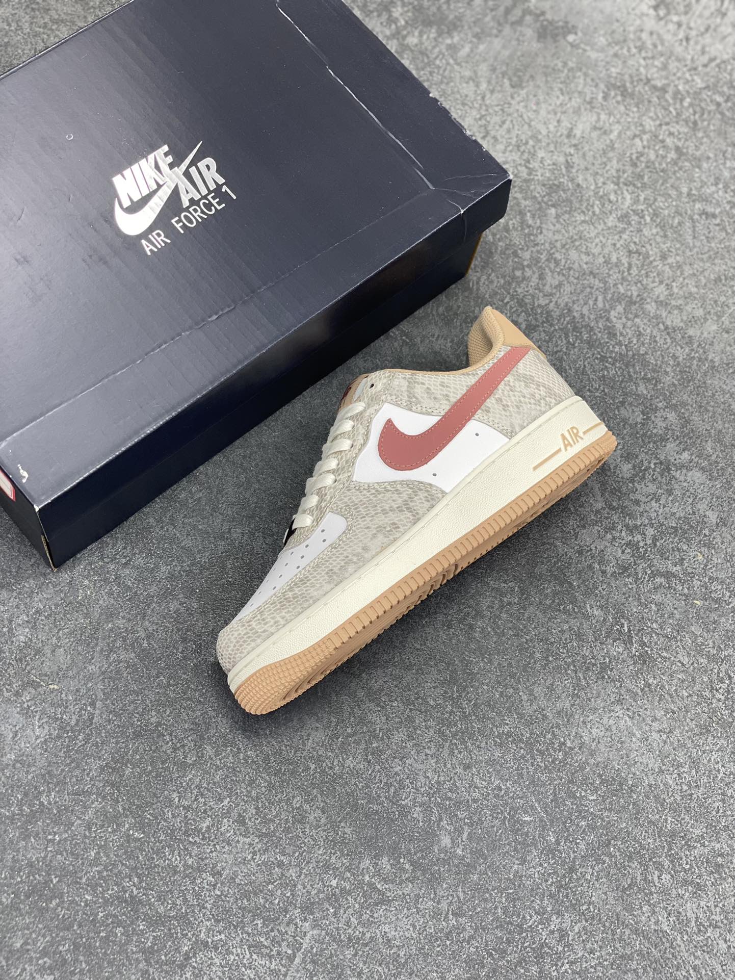 图片[7]-Nike Air Force 1 Low 蛇年白棕 空军一号低帮运动休闲板鞋 原楦头原纸板 打造纯正空军版型#专注外贸渠道 全掌内置蜂窝气垫 #原盒配件 原厂中底钢印、拉帮完美 货号：HF2898-100 尺码：36 36.5 37.5 38 38.5 39 40 40.5 41 42 42.5 43 44 44.5 45-选品中心
