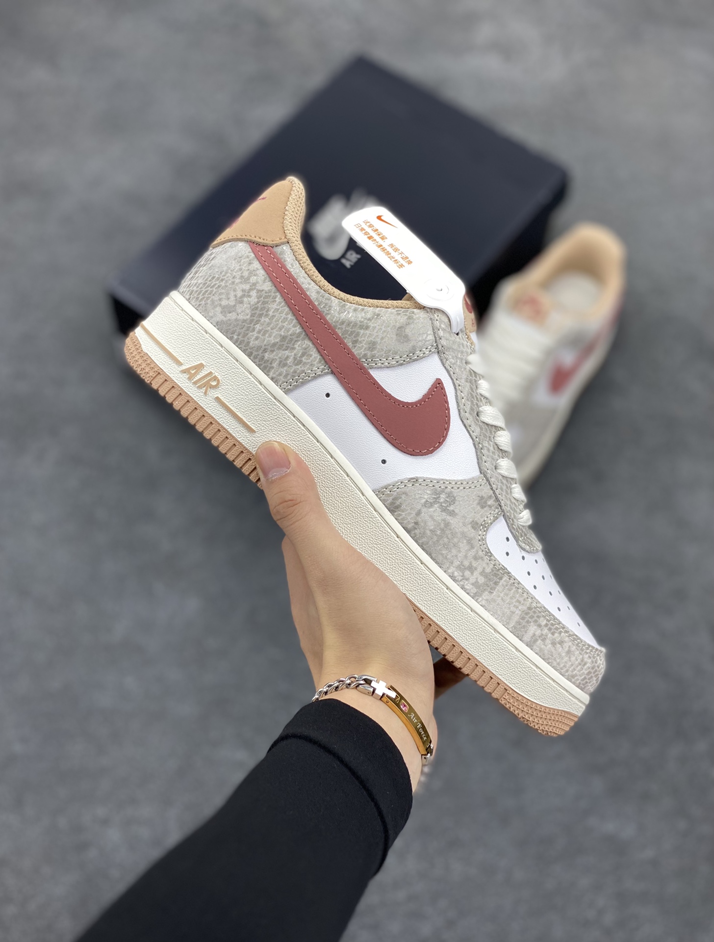 Nike Air Force 1 Low 蛇年白棕 空军一号低帮运动休闲板鞋 原楦头原纸板 打造纯正空军版型#专注外贸渠道 全掌内置蜂窝气垫 #原盒配件 原厂中底钢印、拉帮完美 货号:HF2898-100 尺码:36 36.5 37.5 38 38.5 39 40 40.5 41 42 42.5 43 44 44.5 45-选品中心