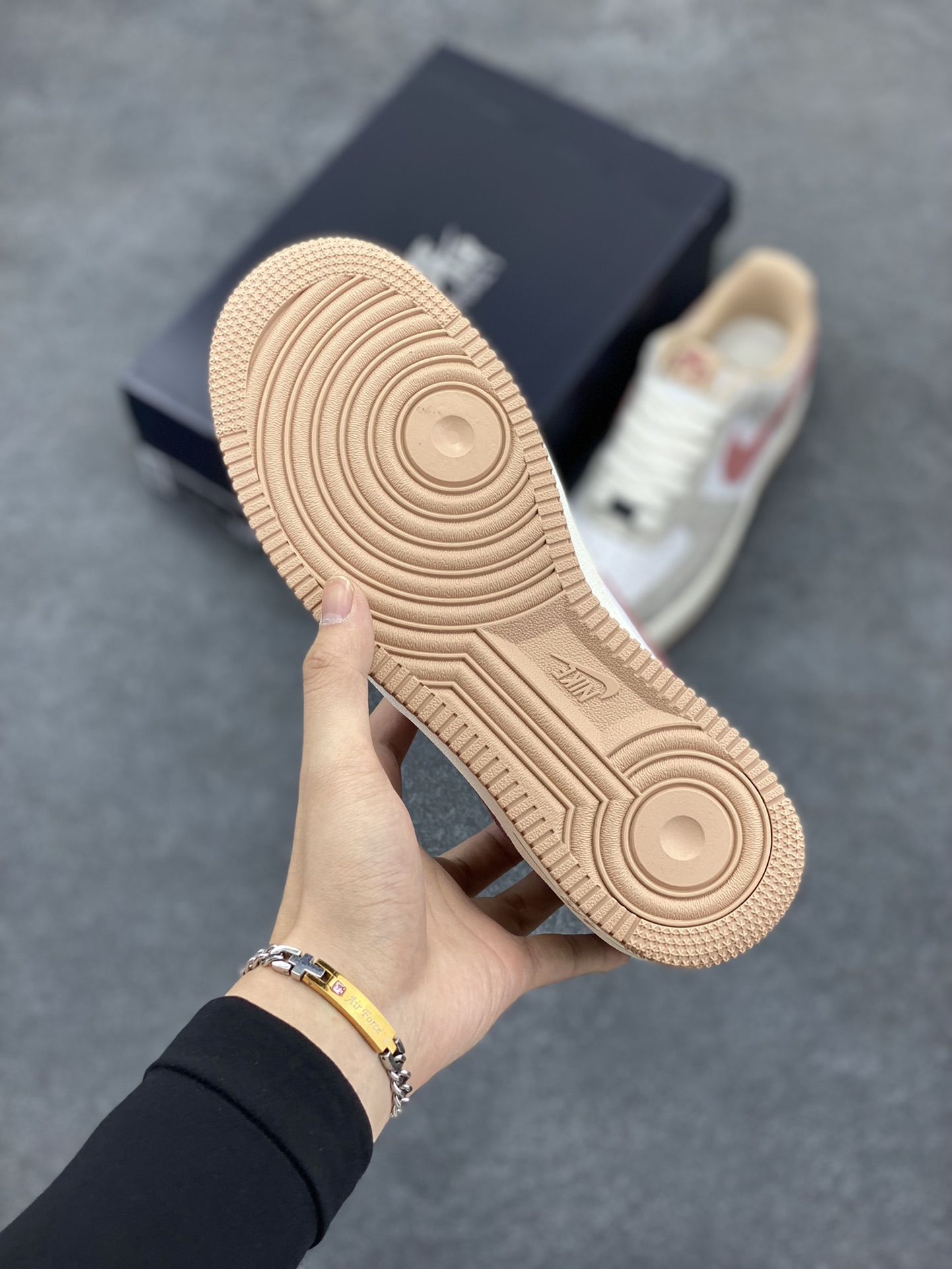 图片[5]-Nike Air Force 1 Low 蛇年白棕 空军一号低帮运动休闲板鞋 原楦头原纸板 打造纯正空军版型#专注外贸渠道 全掌内置蜂窝气垫 #原盒配件 原厂中底钢印、拉帮完美 货号：HF2898-100 尺码：36 36.5 37.5 38 38.5 39 40 40.5 41 42 42.5 43 44 44.5 45-选品中心