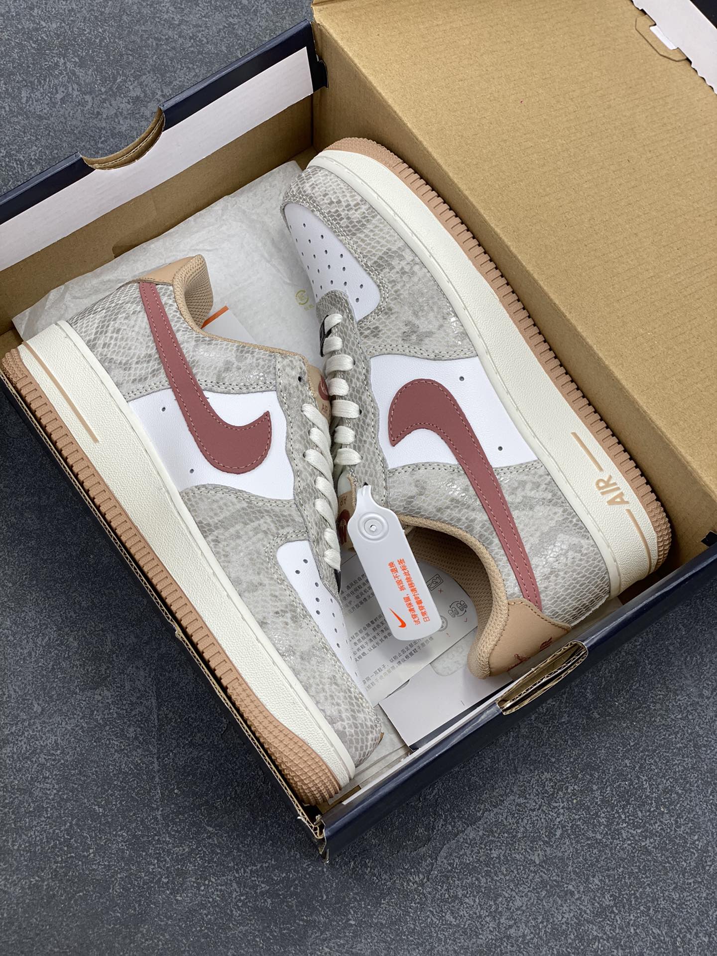 图片[9]-Nike Air Force 1 Low 蛇年白棕 空军一号低帮运动休闲板鞋 原楦头原纸板 打造纯正空军版型#专注外贸渠道 全掌内置蜂窝气垫 #原盒配件 原厂中底钢印、拉帮完美 货号：HF2898-100 尺码：36 36.5 37.5 38 38.5 39 40 40.5 41 42 42.5 43 44 44.5 45-选品中心