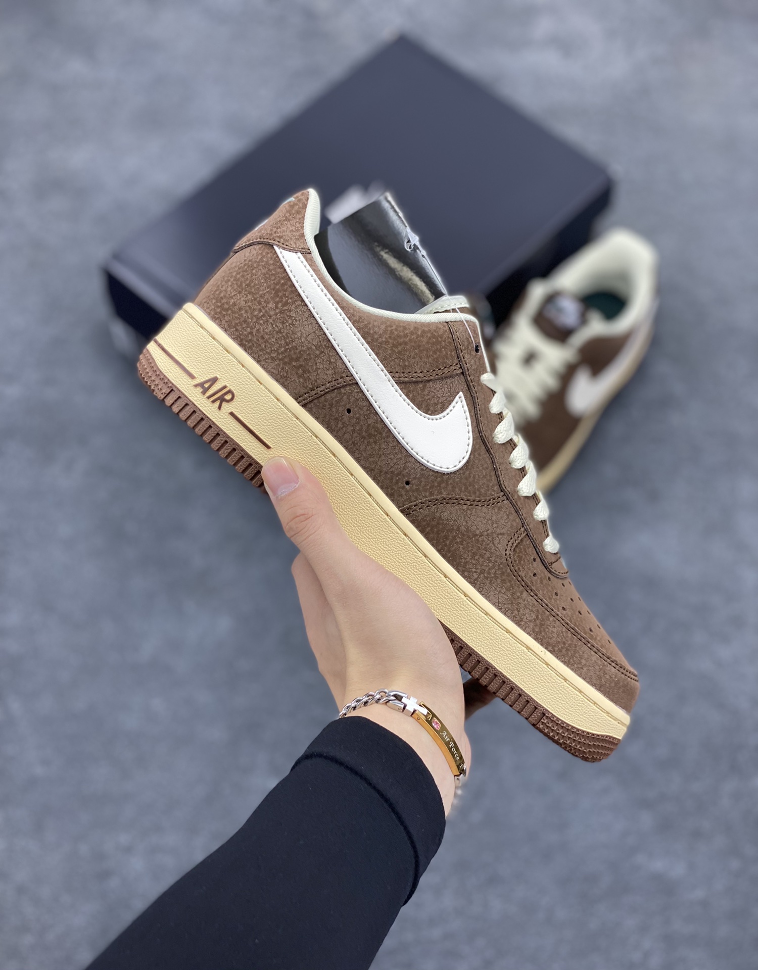 Nk Air Force 1\’07 Low 空军一号巧克力棕白低帮休闲板鞋 原装级别 原楦头原纸板 打造纯正空军版型专注外贸渠道 全掌内置蜂窝气垫 原盒配件 原厂中底钢印、拉帮完美  货号:FZ3592-259 尺码:36 36.5 37.5 38 38.5 39 40 40.5 41 42 42.5 43 44 44.5 45-选品中心