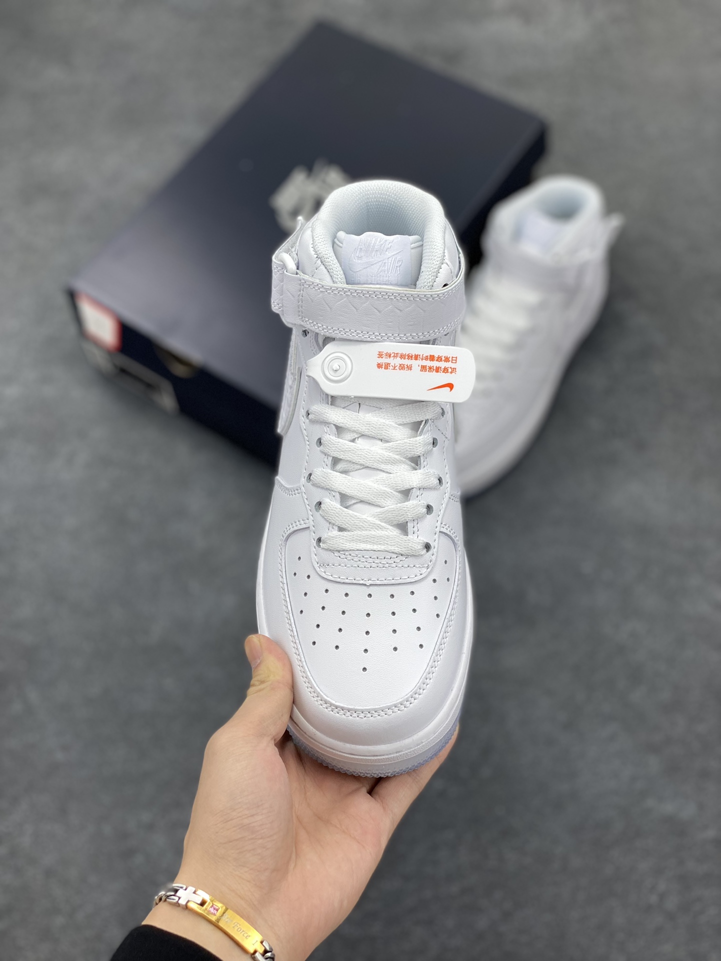 图片[2]-Nike Air Force 1\’07 中帮白蓝水晶 空军一号休闲运动板鞋 原楦头原纸板 打造纯正空军版型#专注外贸渠道 全掌内置蜂窝气垫 #原盒配件 原厂中底钢印、拉帮完美 货号：FN4274-100 尺码：36 36.5 37.5 38 38.5 39 40 40.5 41 42 42.5 43 44 44.5 45-选品中心