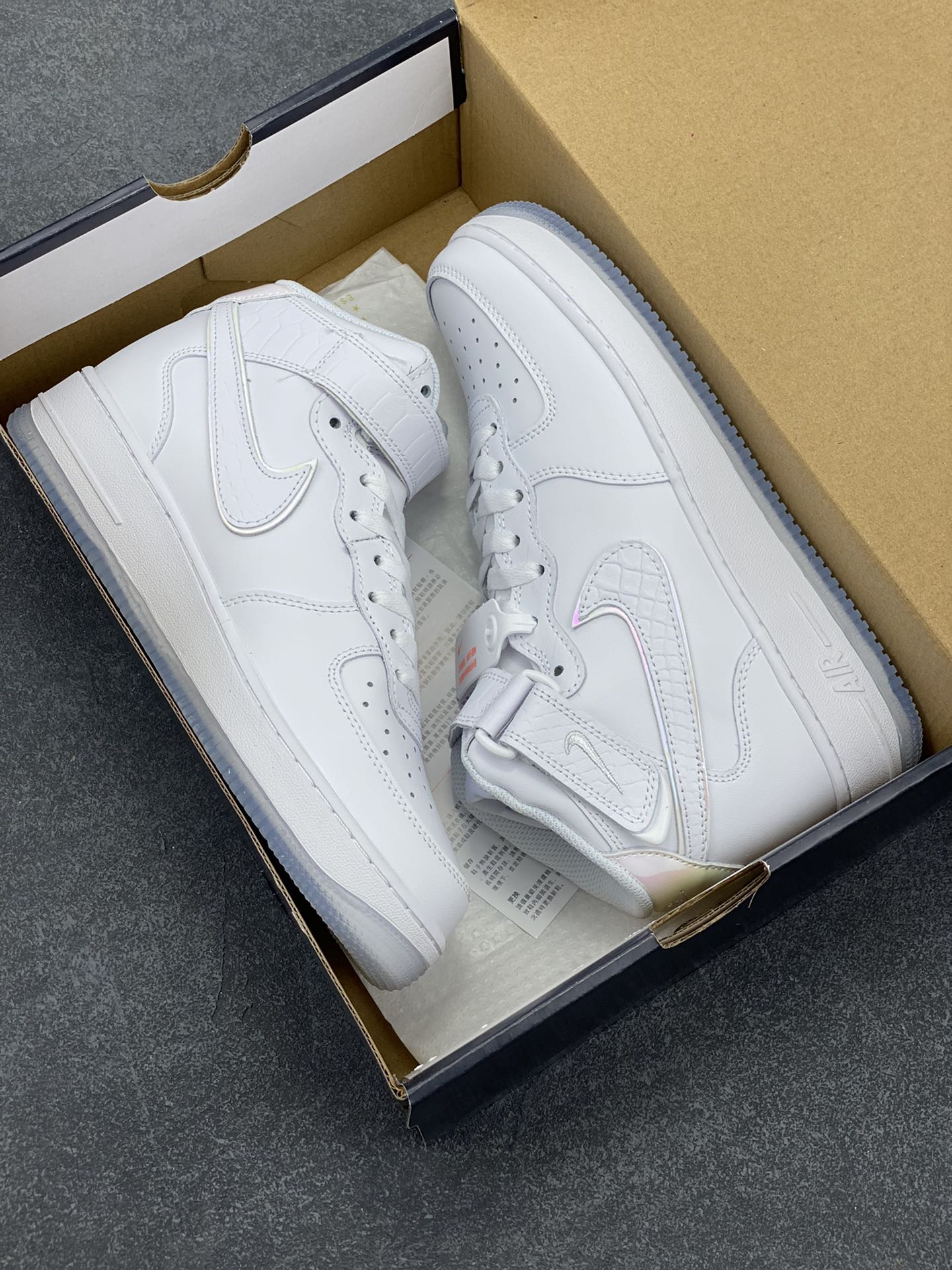 图片[9]-Nike Air Force 1\’07 中帮白蓝水晶 空军一号休闲运动板鞋 原楦头原纸板 打造纯正空军版型#专注外贸渠道 全掌内置蜂窝气垫 #原盒配件 原厂中底钢印、拉帮完美 货号：FN4274-100 尺码：36 36.5 37.5 38 38.5 39 40 40.5 41 42 42.5 43 44 44.5 45-选品中心