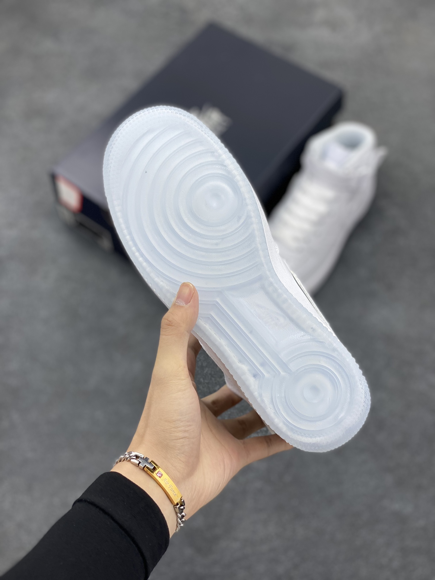 图片[5]-Nike Air Force 1\’07 中帮白蓝水晶 空军一号休闲运动板鞋 原楦头原纸板 打造纯正空军版型#专注外贸渠道 全掌内置蜂窝气垫 #原盒配件 原厂中底钢印、拉帮完美 货号：FN4274-100 尺码：36 36.5 37.5 38 38.5 39 40 40.5 41 42 42.5 43 44 44.5 45-选品中心