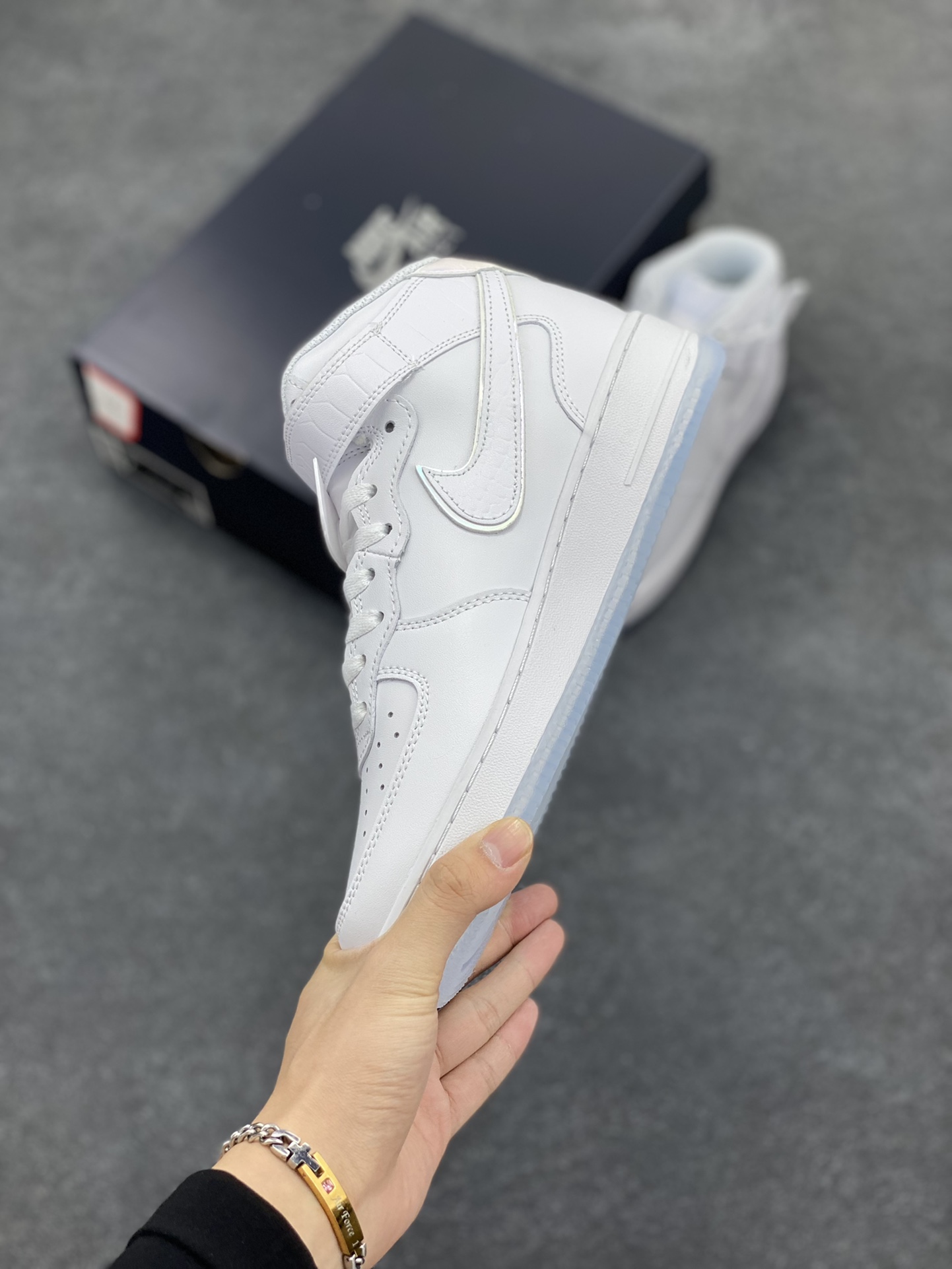 图片[3]-Nike Air Force 1\’07 中帮白蓝水晶 空军一号休闲运动板鞋 原楦头原纸板 打造纯正空军版型#专注外贸渠道 全掌内置蜂窝气垫 #原盒配件 原厂中底钢印、拉帮完美 货号：FN4274-100 尺码：36 36.5 37.5 38 38.5 39 40 40.5 41 42 42.5 43 44 44.5 45-选品中心