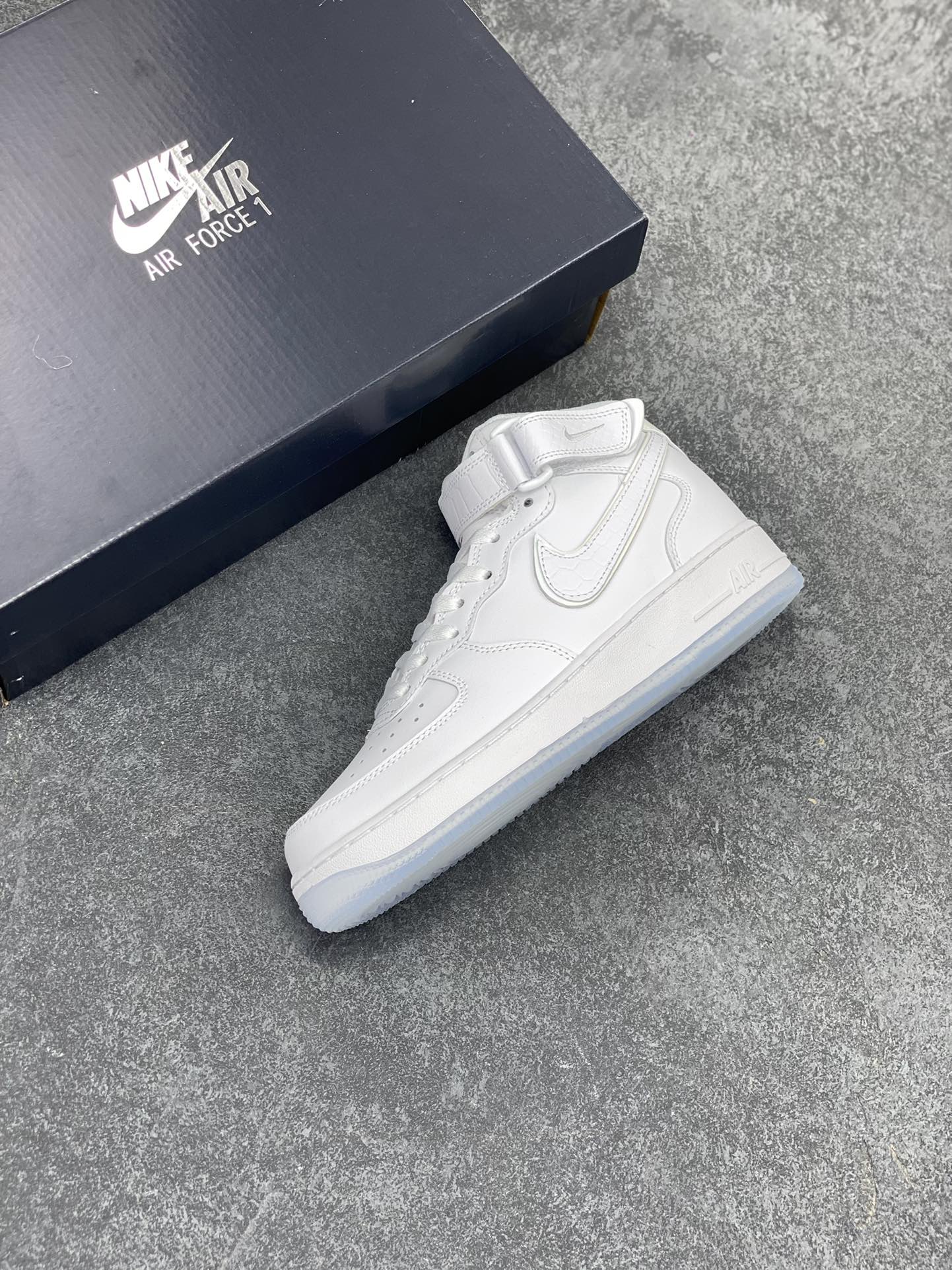 图片[7]-Nike Air Force 1\’07 中帮白蓝水晶 空军一号休闲运动板鞋 原楦头原纸板 打造纯正空军版型#专注外贸渠道 全掌内置蜂窝气垫 #原盒配件 原厂中底钢印、拉帮完美 货号：FN4274-100 尺码：36 36.5 37.5 38 38.5 39 40 40.5 41 42 42.5 43 44 44.5 45-选品中心