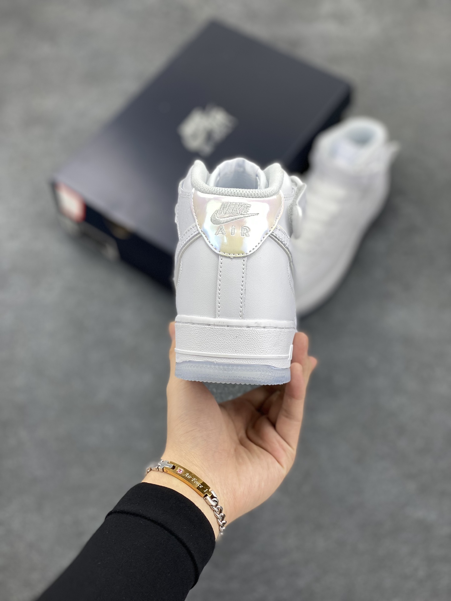 图片[4]-Nike Air Force 1\’07 中帮白蓝水晶 空军一号休闲运动板鞋 原楦头原纸板 打造纯正空军版型#专注外贸渠道 全掌内置蜂窝气垫 #原盒配件 原厂中底钢印、拉帮完美 货号：FN4274-100 尺码：36 36.5 37.5 38 38.5 39 40 40.5 41 42 42.5 43 44 44.5 45-选品中心