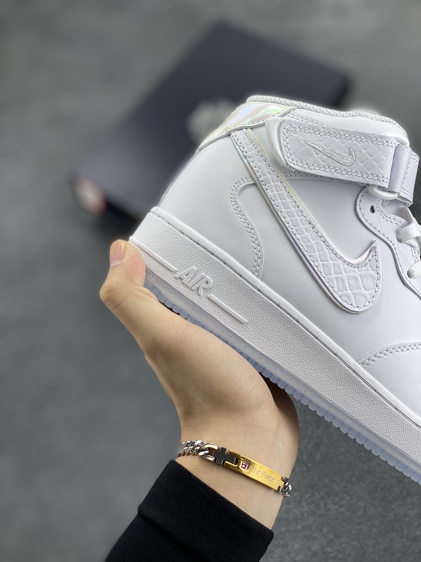 图片[6]-Nike Air Force 1\’07 中帮白蓝水晶 空军一号休闲运动板鞋 原楦头原纸板 打造纯正空军版型#专注外贸渠道 全掌内置蜂窝气垫 #原盒配件 原厂中底钢印、拉帮完美 货号：FN4274-100 尺码：36 36.5 37.5 38 38.5 39 40 40.5 41 42 42.5 43 44 44.5 45-选品中心