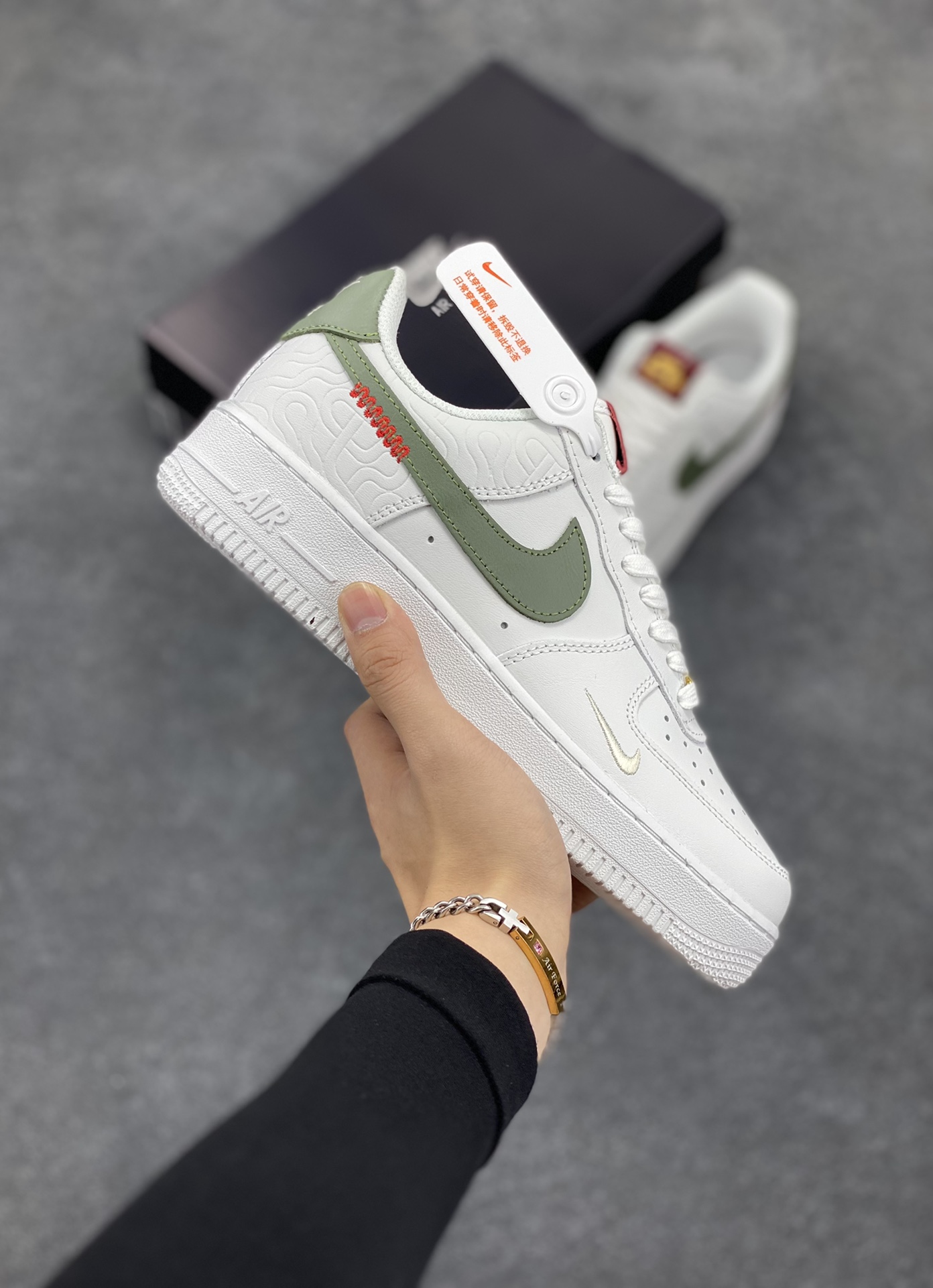 Nike Air Force 1 Low 蛇年 空军一号低帮运动休闲板鞋 原楦头原纸板 打造纯正空军版型#专注外贸渠道 全掌内置蜂窝气垫 #原盒配件 原厂中底钢印、拉帮完美 货号:HV5979-130 尺码:36 36.5 37.5 38 38.5 39 40 40.5 41 42 42.5 43 44 44.5 45-选品中心