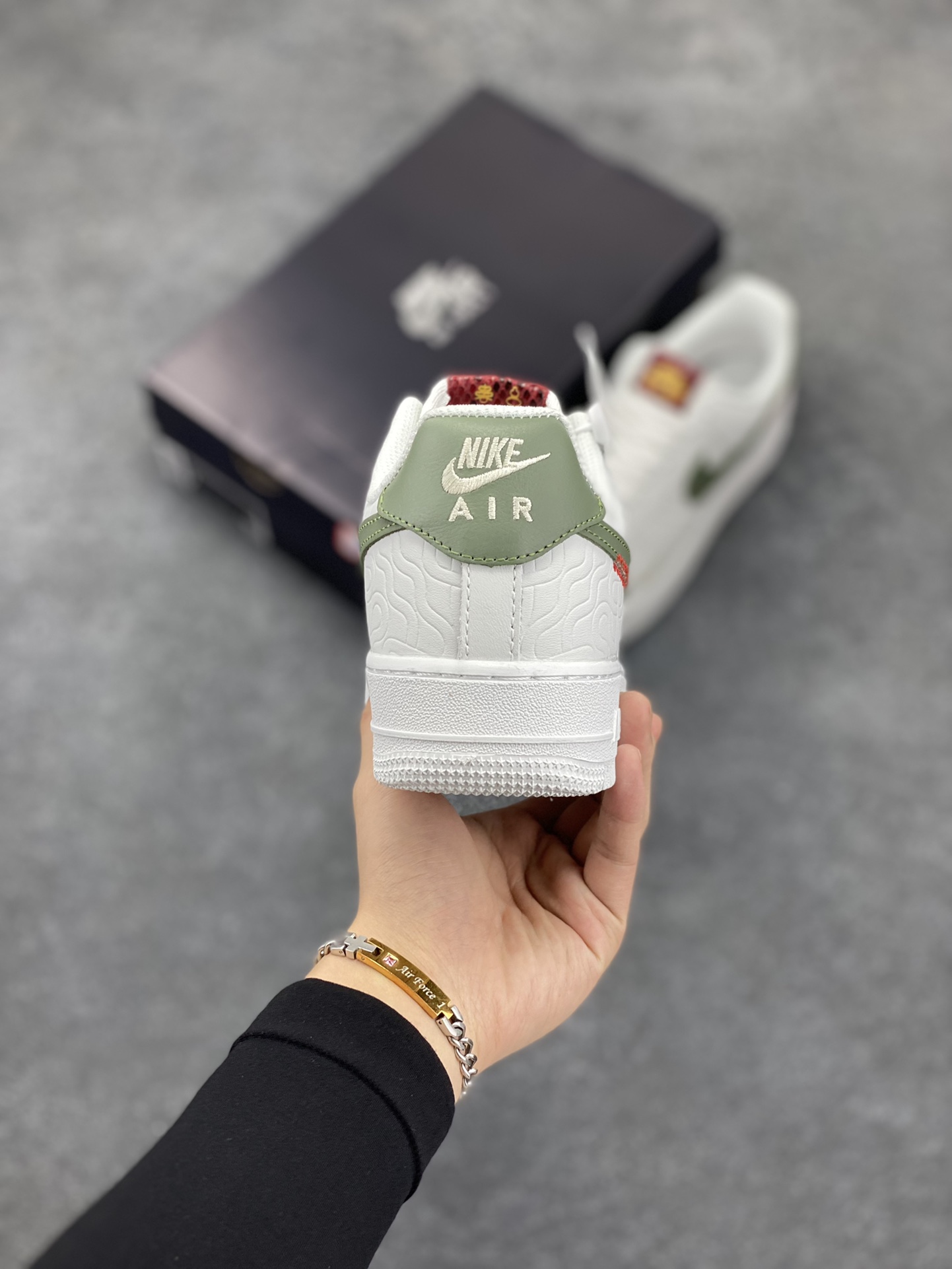 图片[4]-Nike Air Force 1 Low 蛇年 空军一号低帮运动休闲板鞋 原楦头原纸板 打造纯正空军版型#专注外贸渠道 全掌内置蜂窝气垫 #原盒配件 原厂中底钢印、拉帮完美 货号：HV5979-130 尺码：36 36.5 37.5 38 38.5 39 40 40.5 41 42 42.5 43 44 44.5 45-选品中心