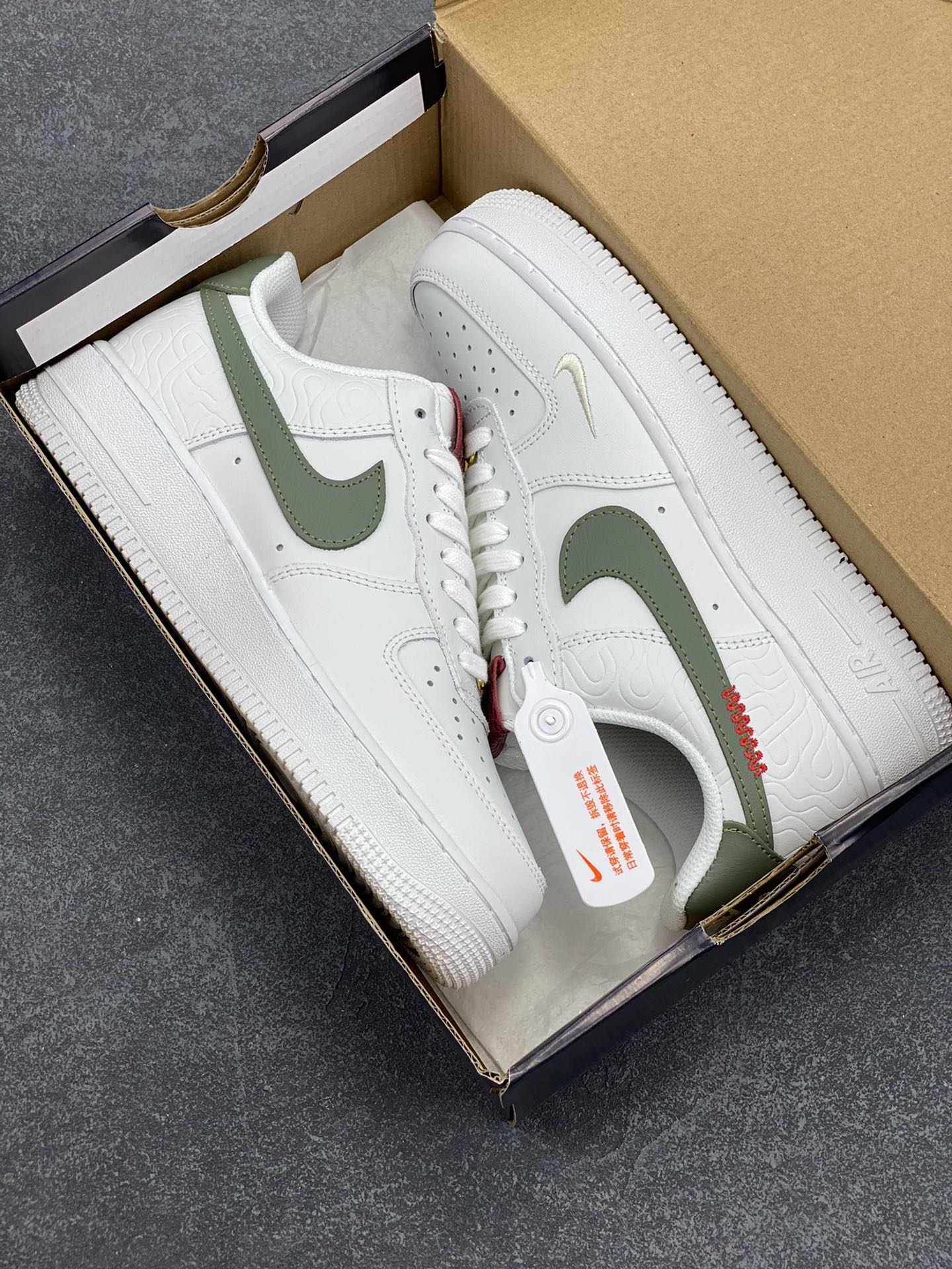 图片[9]-Nike Air Force 1 Low 蛇年 空军一号低帮运动休闲板鞋 原楦头原纸板 打造纯正空军版型#专注外贸渠道 全掌内置蜂窝气垫 #原盒配件 原厂中底钢印、拉帮完美 货号：HV5979-130 尺码：36 36.5 37.5 38 38.5 39 40 40.5 41 42 42.5 43 44 44.5 45-选品中心