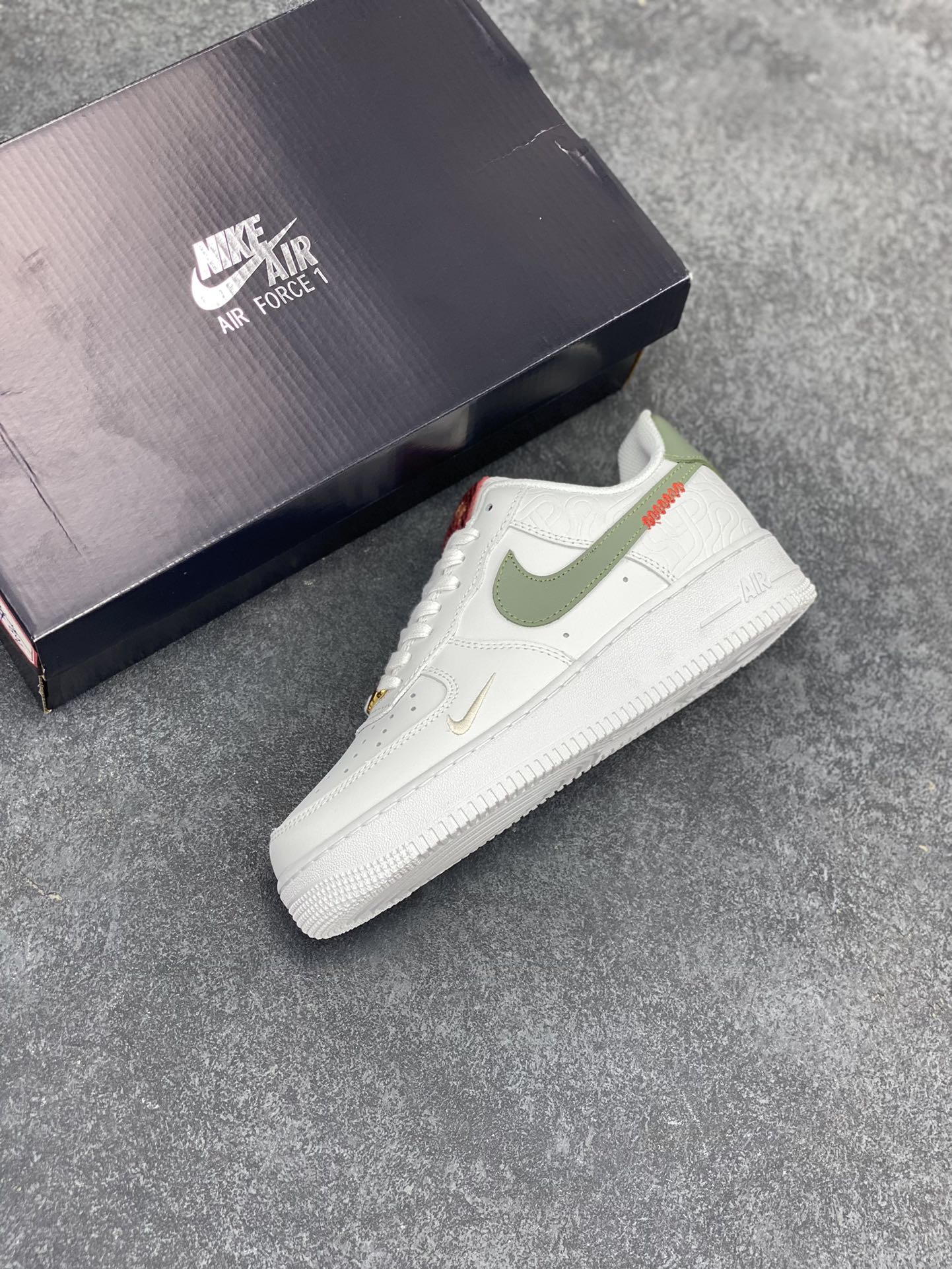 图片[7]-Nike Air Force 1 Low 蛇年 空军一号低帮运动休闲板鞋 原楦头原纸板 打造纯正空军版型#专注外贸渠道 全掌内置蜂窝气垫 #原盒配件 原厂中底钢印、拉帮完美 货号：HV5979-130 尺码：36 36.5 37.5 38 38.5 39 40 40.5 41 42 42.5 43 44 44.5 45-选品中心