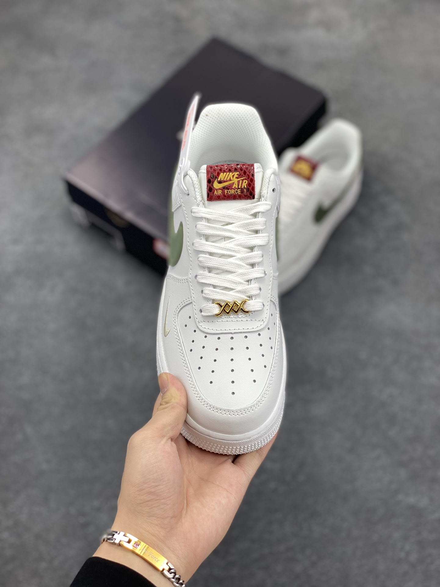 图片[2]-Nike Air Force 1 Low 蛇年 空军一号低帮运动休闲板鞋 原楦头原纸板 打造纯正空军版型#专注外贸渠道 全掌内置蜂窝气垫 #原盒配件 原厂中底钢印、拉帮完美 货号：HV5979-130 尺码：36 36.5 37.5 38 38.5 39 40 40.5 41 42 42.5 43 44 44.5 45-选品中心