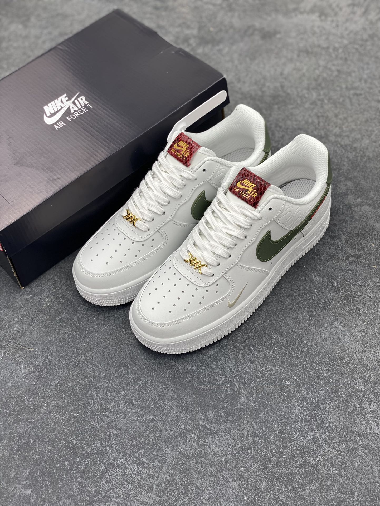 图片[8]-Nike Air Force 1 Low 蛇年 空军一号低帮运动休闲板鞋 原楦头原纸板 打造纯正空军版型#专注外贸渠道 全掌内置蜂窝气垫 #原盒配件 原厂中底钢印、拉帮完美 货号：HV5979-130 尺码：36 36.5 37.5 38 38.5 39 40 40.5 41 42 42.5 43 44 44.5 45-选品中心