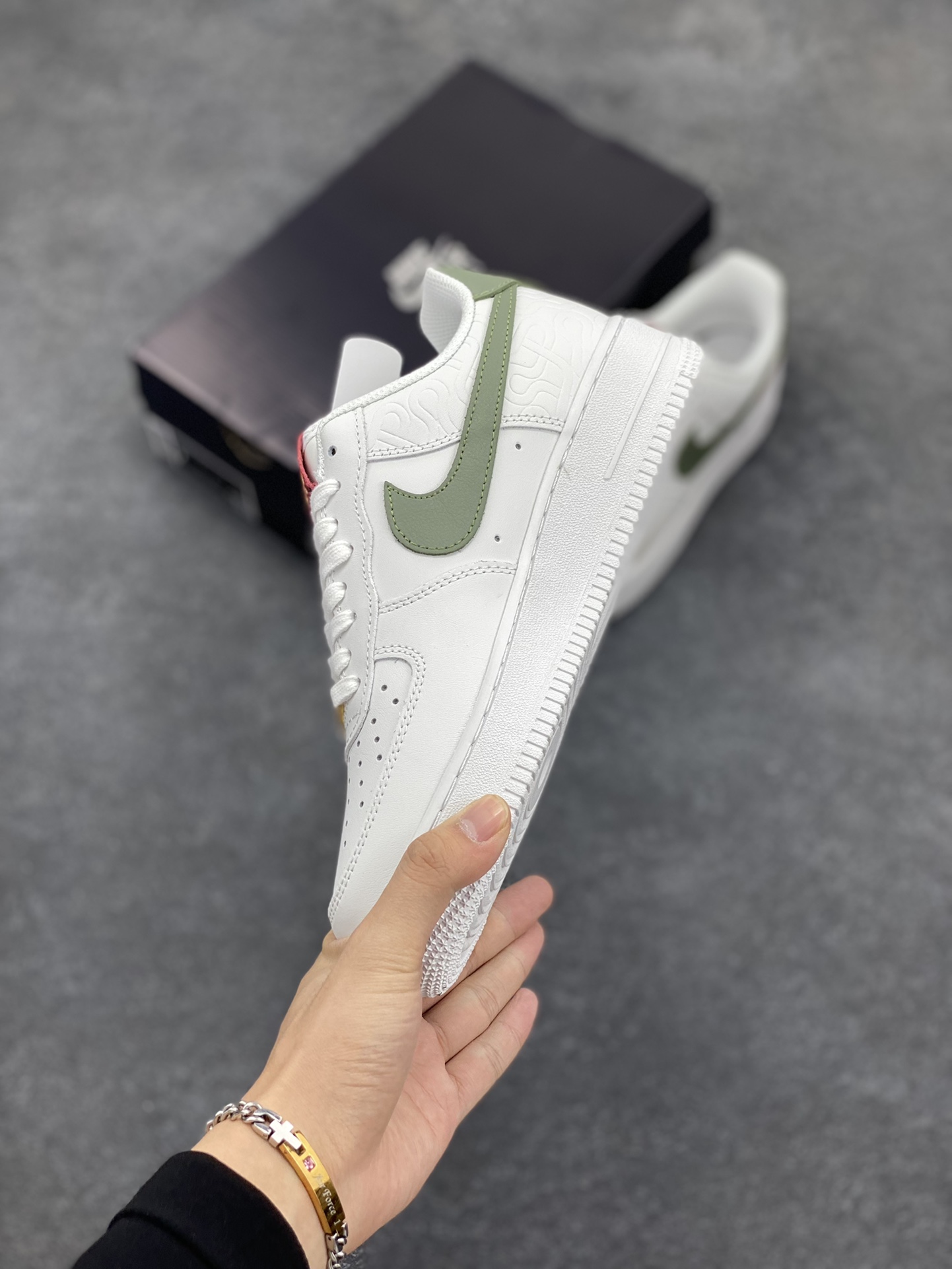 图片[3]-Nike Air Force 1 Low 蛇年 空军一号低帮运动休闲板鞋 原楦头原纸板 打造纯正空军版型#专注外贸渠道 全掌内置蜂窝气垫 #原盒配件 原厂中底钢印、拉帮完美 货号：HV5979-130 尺码：36 36.5 37.5 38 38.5 39 40 40.5 41 42 42.5 43 44 44.5 45-选品中心