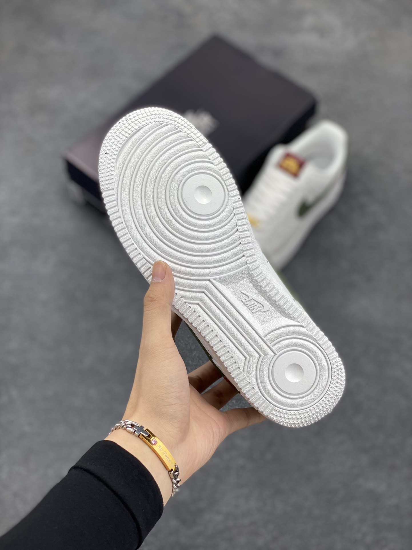 图片[5]-Nike Air Force 1 Low 蛇年 空军一号低帮运动休闲板鞋 原楦头原纸板 打造纯正空军版型#专注外贸渠道 全掌内置蜂窝气垫 #原盒配件 原厂中底钢印、拉帮完美 货号：HV5979-130 尺码：36 36.5 37.5 38 38.5 39 40 40.5 41 42 42.5 43 44 44.5 45-选品中心
