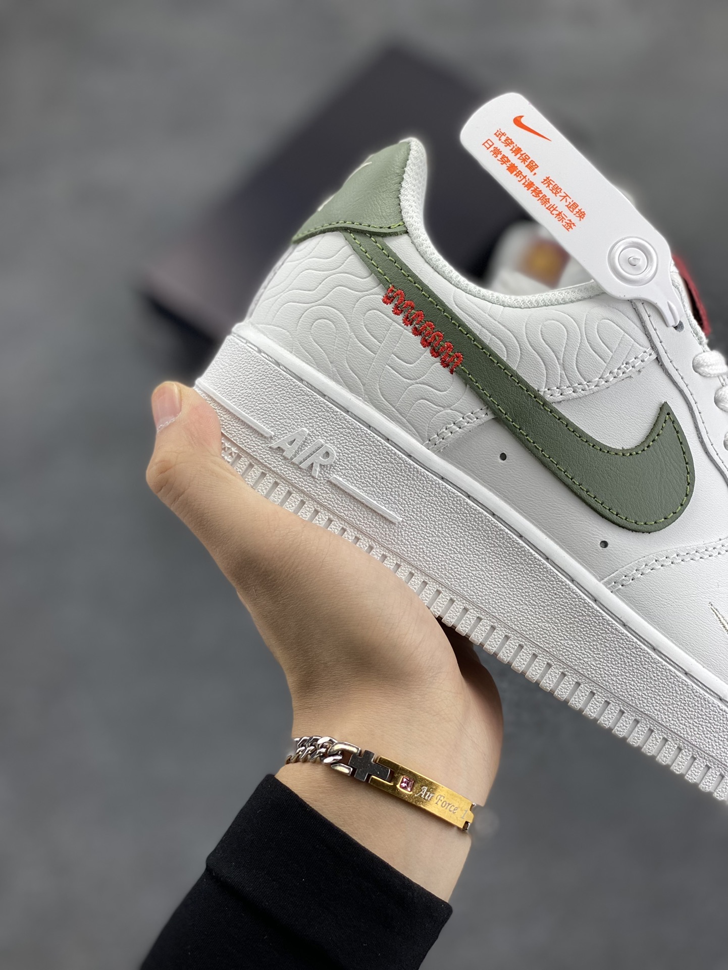 图片[6]-Nike Air Force 1 Low 蛇年 空军一号低帮运动休闲板鞋 原楦头原纸板 打造纯正空军版型#专注外贸渠道 全掌内置蜂窝气垫 #原盒配件 原厂中底钢印、拉帮完美 货号：HV5979-130 尺码：36 36.5 37.5 38 38.5 39 40 40.5 41 42 42.5 43 44 44.5 45-选品中心