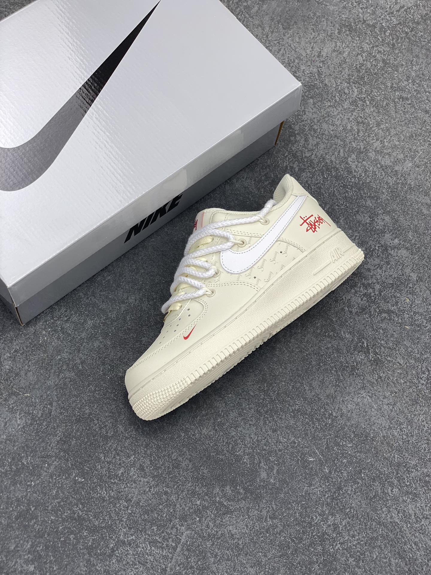 图片[7]-Stussy×Nike Air Force 1 Low’07 斯图西联名 空军一号低帮休闲板鞋 定制皮料 定制鞋盒 配件齐全 原楦原纸板 纯正空军版型 内置全掌气垫 货号：ZH0316-047 尺码：36 36.5 37.5 38 38.5 39 40 40.5 41 42 42.5 43 44 44.5 45-选品中心