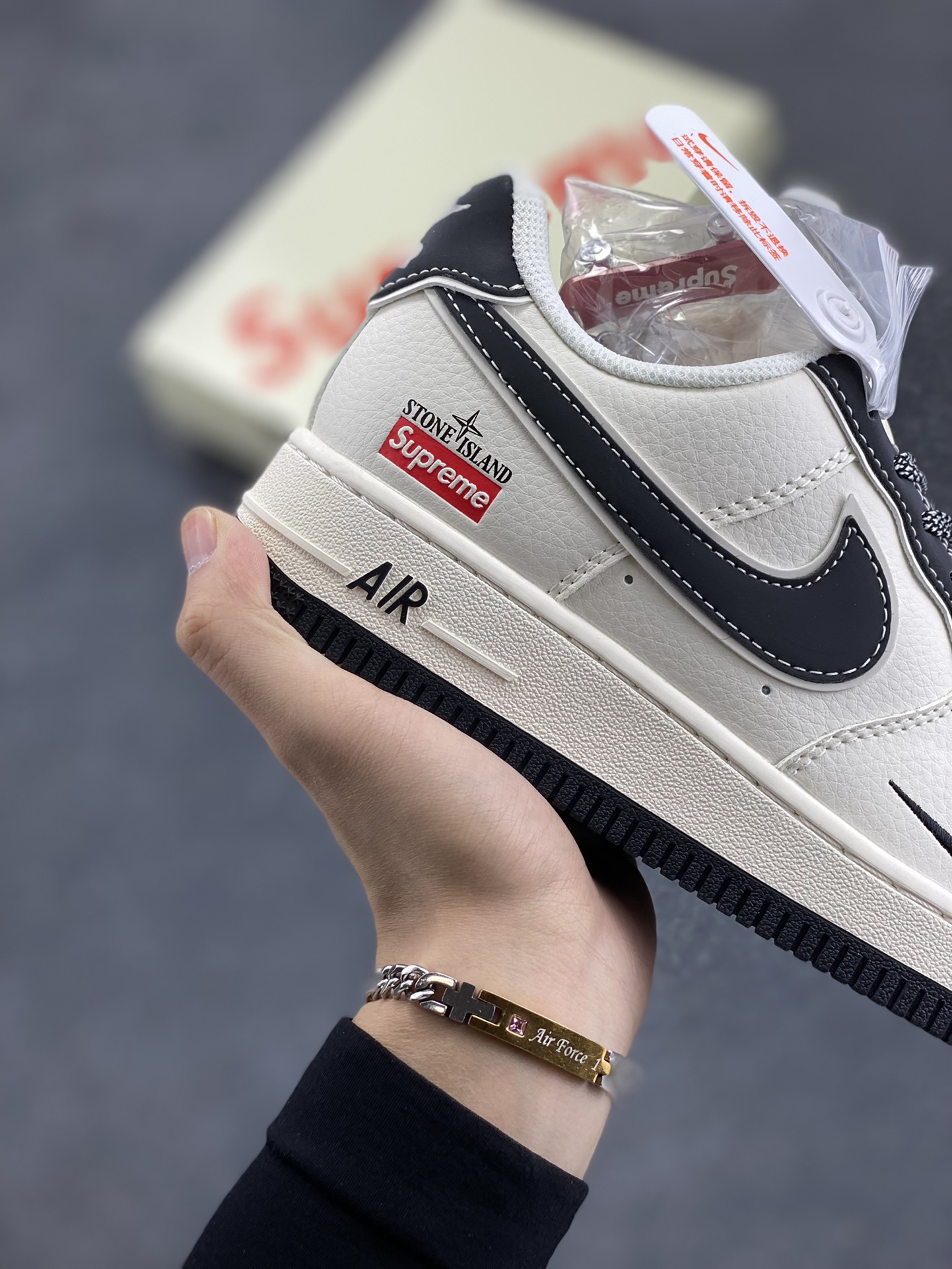 图片[6]-NIke Air Force 1 \’07 Low “石头岛Supreme联名–米白黑尾”空军一号 低帮 运动鞋 休闲鞋 折边针车 工艺难度大 原楦头原纸板 原装鞋盒 定制五金配件 内置全掌气垫 原厂鞋底 货号：BB1616-307 尺码：36 36.5 37.5 38 38.5 39 40 40.5 41 42 42.5 43 44 44.5 45-选品中心