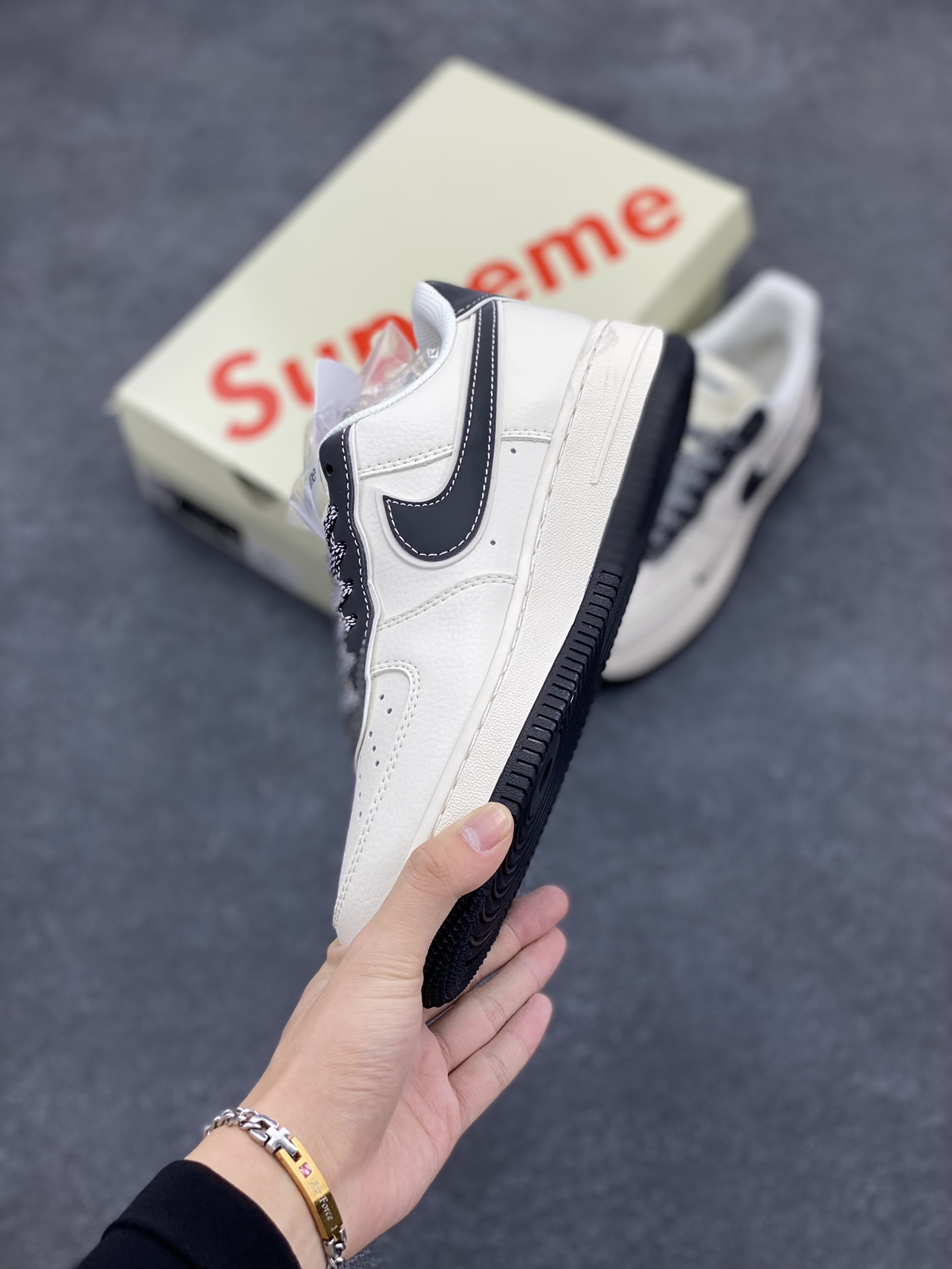 图片[3]-NIke Air Force 1 \’07 Low “石头岛Supreme联名–米白黑尾”空军一号 低帮 运动鞋 休闲鞋 折边针车 工艺难度大 原楦头原纸板 原装鞋盒 定制五金配件 内置全掌气垫 原厂鞋底 货号：BB1616-307 尺码：36 36.5 37.5 38 38.5 39 40 40.5 41 42 42.5 43 44 44.5 45-选品中心