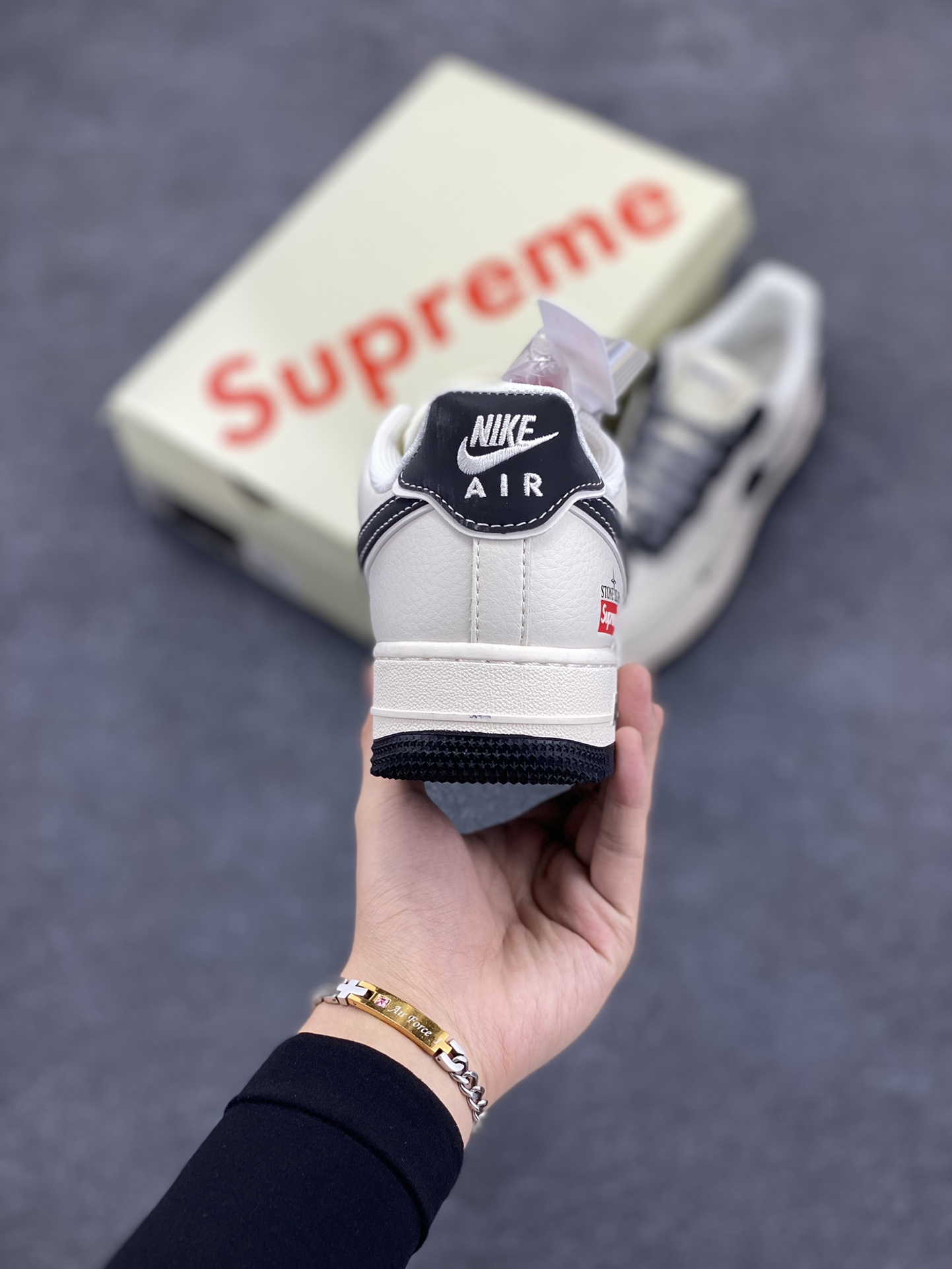 图片[4]-NIke Air Force 1 \’07 Low “石头岛Supreme联名–米白黑尾”空军一号 低帮 运动鞋 休闲鞋 折边针车 工艺难度大 原楦头原纸板 原装鞋盒 定制五金配件 内置全掌气垫 原厂鞋底 货号：BB1616-307 尺码：36 36.5 37.5 38 38.5 39 40 40.5 41 42 42.5 43 44 44.5 45-选品中心