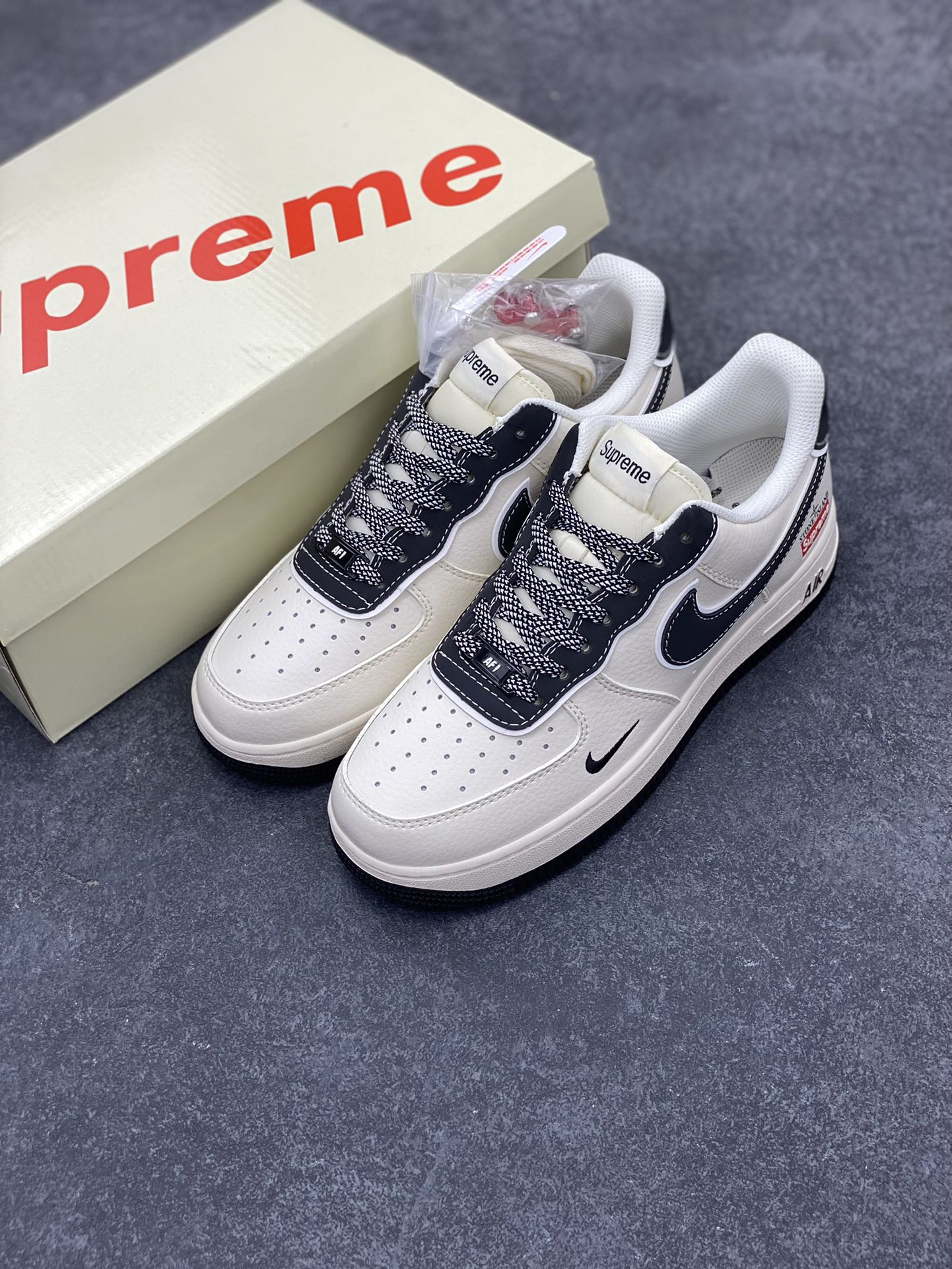图片[8]-NIke Air Force 1 \’07 Low “石头岛Supreme联名–米白黑尾”空军一号 低帮 运动鞋 休闲鞋 折边针车 工艺难度大 原楦头原纸板 原装鞋盒 定制五金配件 内置全掌气垫 原厂鞋底 货号：BB1616-307 尺码：36 36.5 37.5 38 38.5 39 40 40.5 41 42 42.5 43 44 44.5 45-选品中心