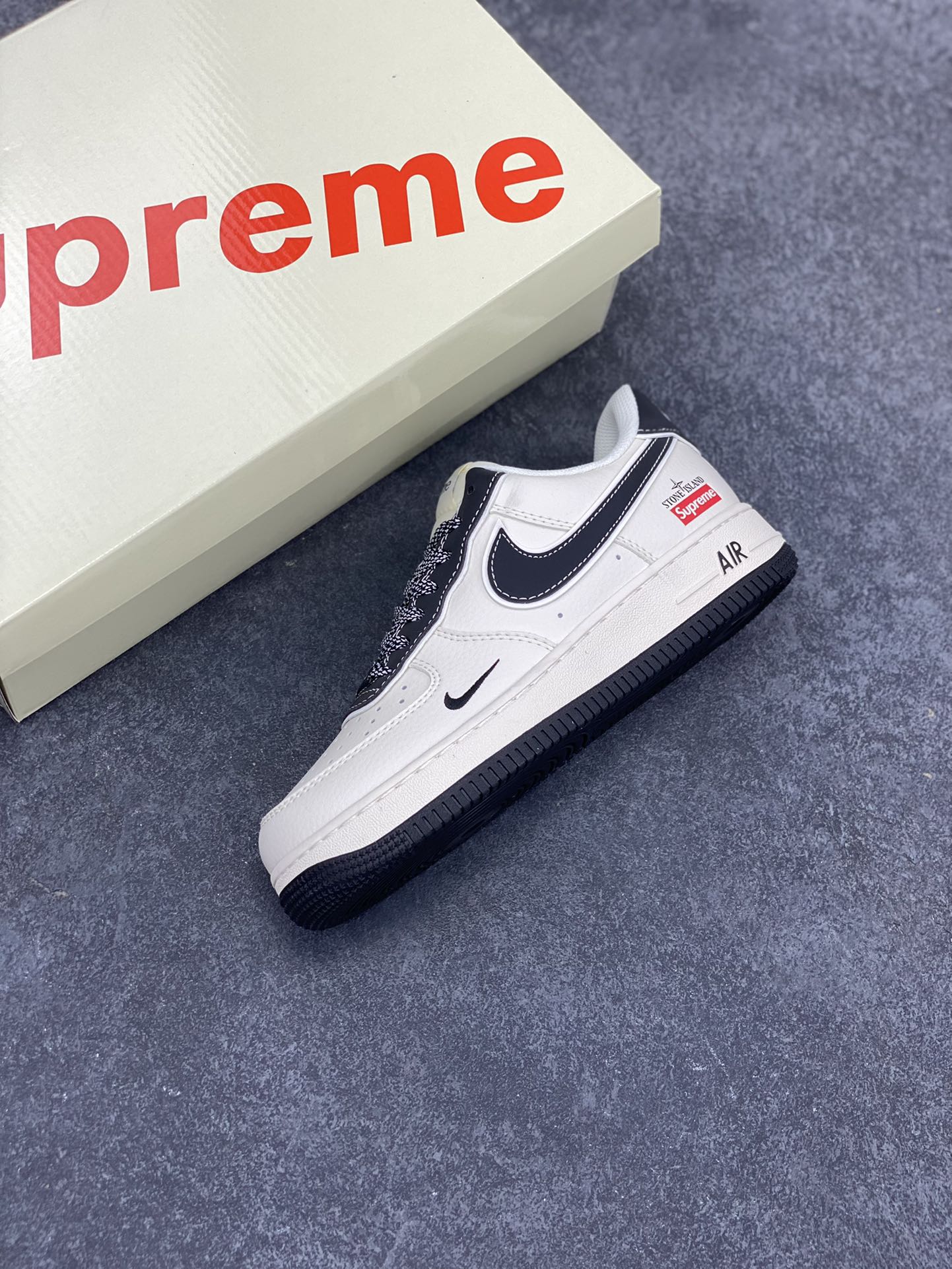 图片[7]-NIke Air Force 1 \’07 Low “石头岛Supreme联名–米白黑尾”空军一号 低帮 运动鞋 休闲鞋 折边针车 工艺难度大 原楦头原纸板 原装鞋盒 定制五金配件 内置全掌气垫 原厂鞋底 货号：BB1616-307 尺码：36 36.5 37.5 38 38.5 39 40 40.5 41 42 42.5 43 44 44.5 45-选品中心