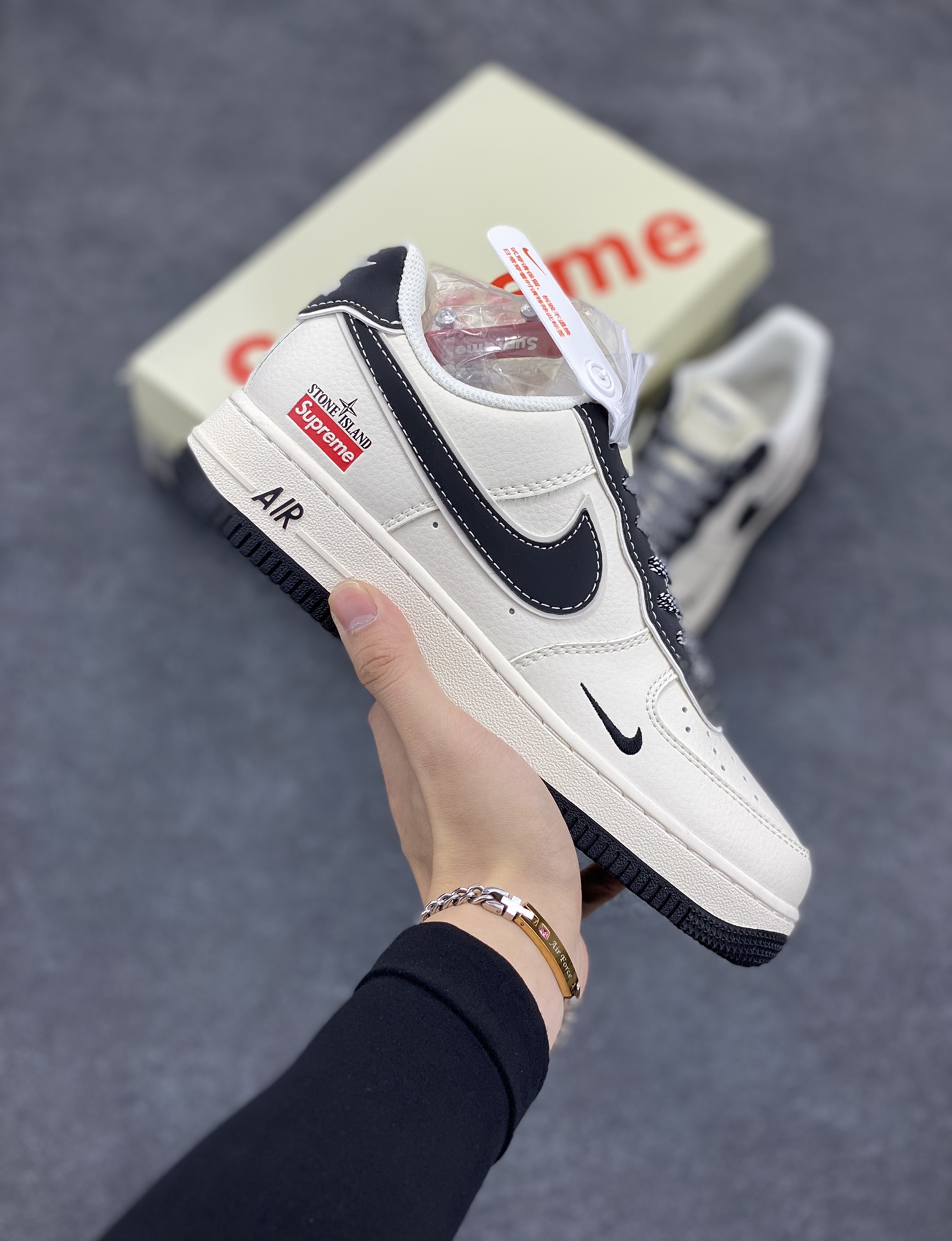 NIke Air Force 1 \’07 Low “石头岛Supreme联名–米白黑尾”空军一号 低帮 运动鞋 休闲鞋 折边针车 工艺难度大 原楦头原纸板 原装鞋盒 定制五金配件 内置全掌气垫 原厂鞋底 货号:BB1616-307 尺码:36 36.5 37.5 38 38.5 39 40 40.5 41 42 42.5 43 44 44.5 45-选品中心