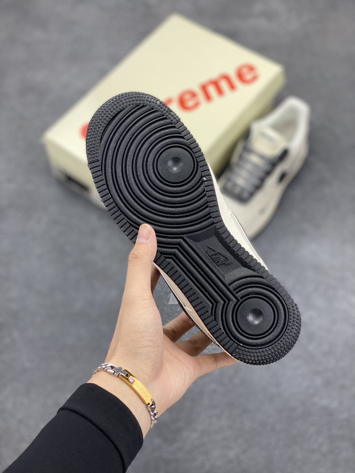 图片[5]-NIke Air Force 1 \’07 Low “石头岛Supreme联名–米白黑尾”空军一号 低帮 运动鞋 休闲鞋 折边针车 工艺难度大 原楦头原纸板 原装鞋盒 定制五金配件 内置全掌气垫 原厂鞋底 货号：BB1616-307 尺码：36 36.5 37.5 38 38.5 39 40 40.5 41 42 42.5 43 44 44.5 45-选品中心