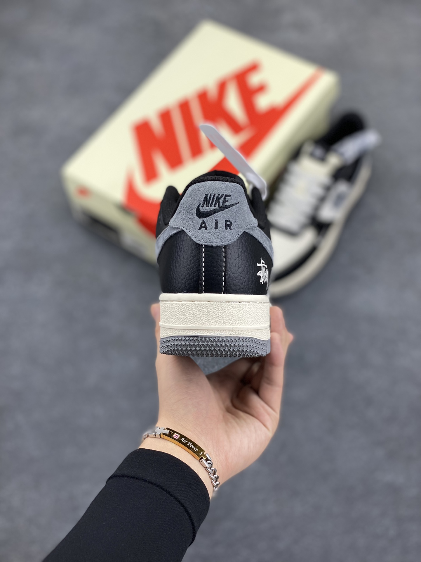 图片[4]-NIke Air Force 1 \’07 Low “斯图西联名–黑灰英文”空军一号 低帮 运动鞋 休闲鞋 折边针车 工艺难度大 原楦头原纸板 原装鞋盒 定制五金配件 内置全掌气垫 原厂鞋底 货号：XZ3328-566 尺码：36 36.5 37.5 38 38.5 39 40 40.5 41 42 42.5 43 44 44.5 45-选品中心