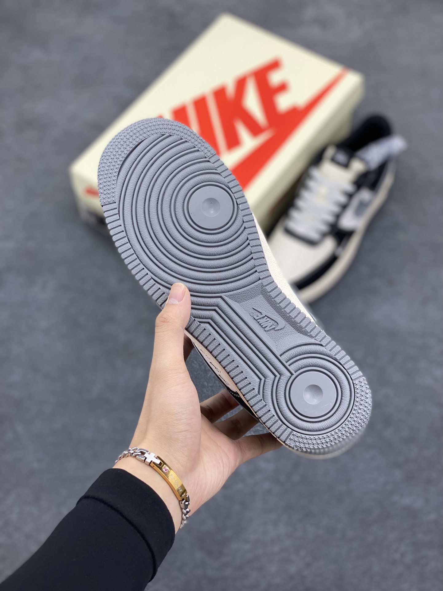 图片[5]-NIke Air Force 1 \’07 Low “斯图西联名–黑灰英文”空军一号 低帮 运动鞋 休闲鞋 折边针车 工艺难度大 原楦头原纸板 原装鞋盒 定制五金配件 内置全掌气垫 原厂鞋底 货号：XZ3328-566 尺码：36 36.5 37.5 38 38.5 39 40 40.5 41 42 42.5 43 44 44.5 45-选品中心