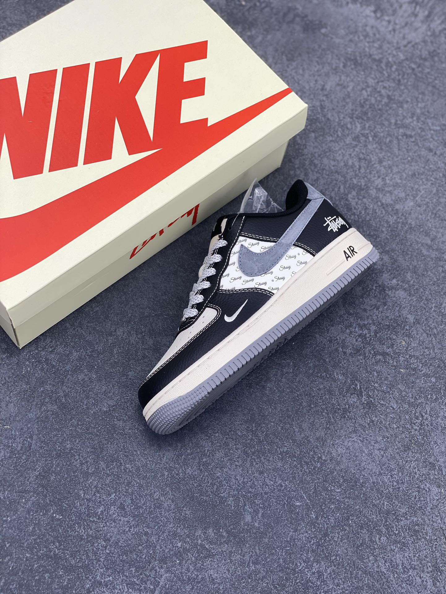 图片[7]-NIke Air Force 1 \’07 Low “斯图西联名–黑灰英文”空军一号 低帮 运动鞋 休闲鞋 折边针车 工艺难度大 原楦头原纸板 原装鞋盒 定制五金配件 内置全掌气垫 原厂鞋底 货号：XZ3328-566 尺码：36 36.5 37.5 38 38.5 39 40 40.5 41 42 42.5 43 44 44.5 45-选品中心