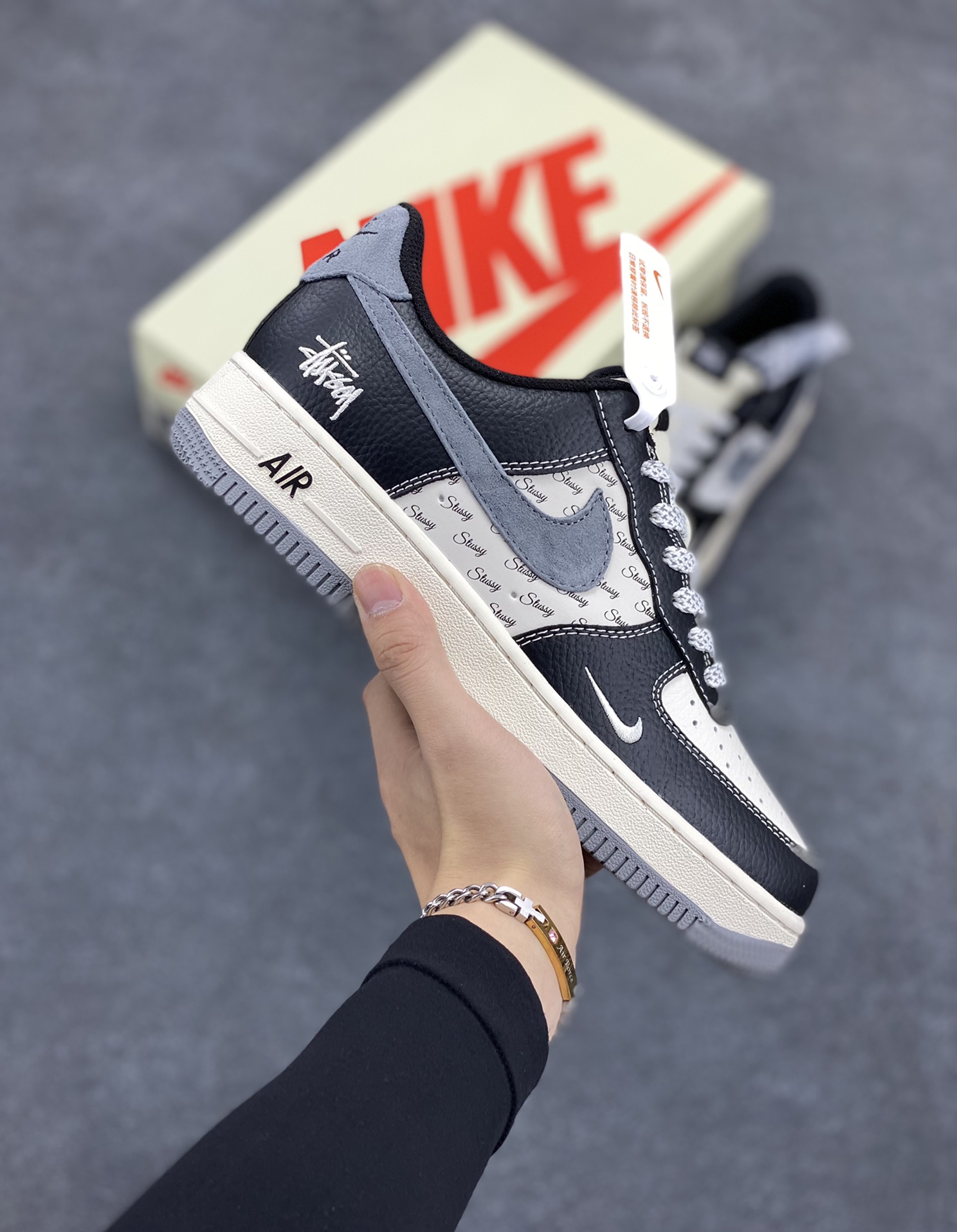 NIke Air Force 1 \’07 Low “斯图西联名–黑灰英文”空军一号 低帮 运动鞋 休闲鞋 折边针车 工艺难度大 原楦头原纸板 原装鞋盒 定制五金配件 内置全掌气垫 原厂鞋底 货号:XZ3328-566 尺码:36 36.5 37.5 38 38.5 39 40 40.5 41 42 42.5 43 44 44.5 45-选品中心