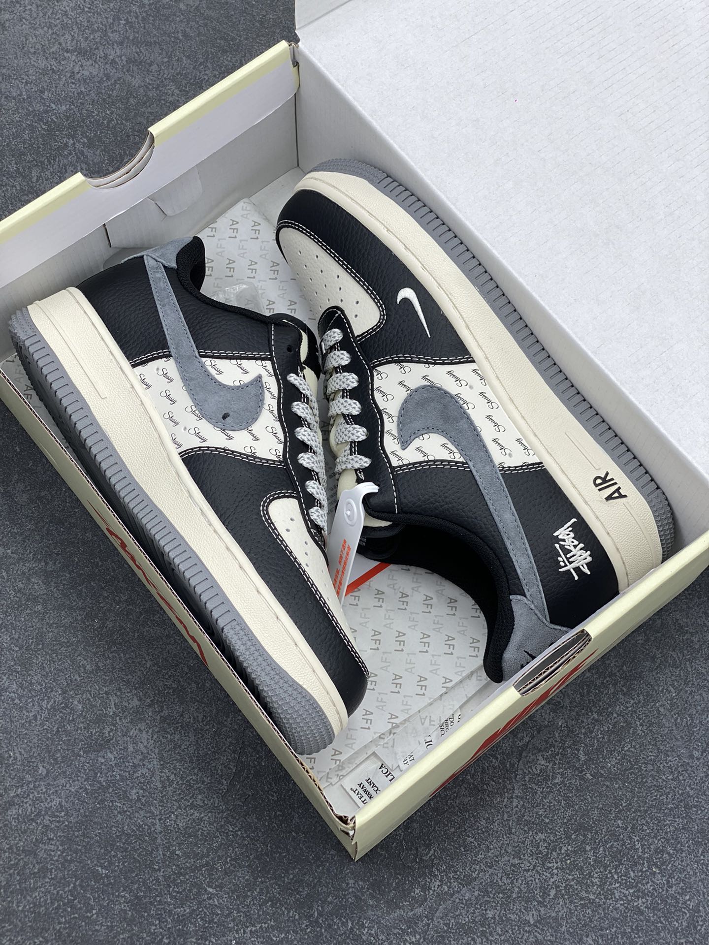 图片[9]-NIke Air Force 1 \’07 Low “斯图西联名–黑灰英文”空军一号 低帮 运动鞋 休闲鞋 折边针车 工艺难度大 原楦头原纸板 原装鞋盒 定制五金配件 内置全掌气垫 原厂鞋底 货号：XZ3328-566 尺码：36 36.5 37.5 38 38.5 39 40 40.5 41 42 42.5 43 44 44.5 45-选品中心