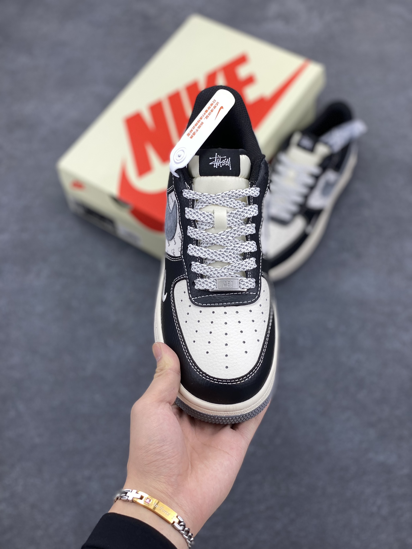 图片[2]-NIke Air Force 1 \’07 Low “斯图西联名–黑灰英文”空军一号 低帮 运动鞋 休闲鞋 折边针车 工艺难度大 原楦头原纸板 原装鞋盒 定制五金配件 内置全掌气垫 原厂鞋底 货号：XZ3328-566 尺码：36 36.5 37.5 38 38.5 39 40 40.5 41 42 42.5 43 44 44.5 45-选品中心