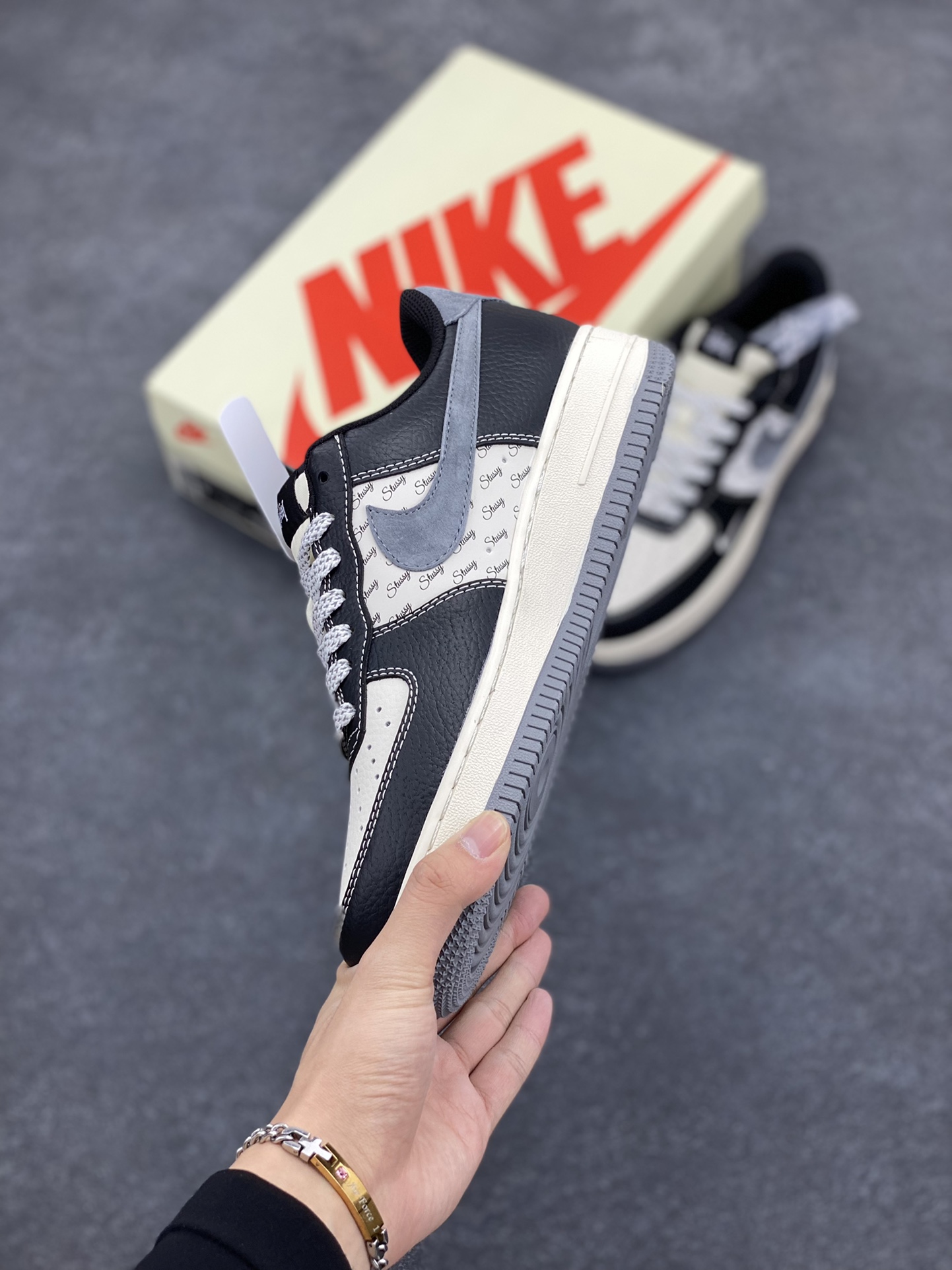 图片[3]-NIke Air Force 1 \’07 Low “斯图西联名–黑灰英文”空军一号 低帮 运动鞋 休闲鞋 折边针车 工艺难度大 原楦头原纸板 原装鞋盒 定制五金配件 内置全掌气垫 原厂鞋底 货号：XZ3328-566 尺码：36 36.5 37.5 38 38.5 39 40 40.5 41 42 42.5 43 44 44.5 45-选品中心