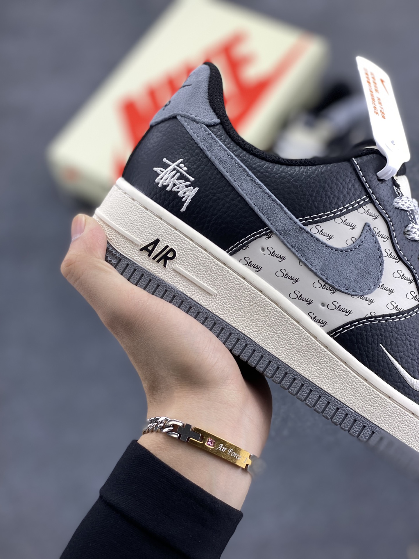 图片[6]-NIke Air Force 1 \’07 Low “斯图西联名–黑灰英文”空军一号 低帮 运动鞋 休闲鞋 折边针车 工艺难度大 原楦头原纸板 原装鞋盒 定制五金配件 内置全掌气垫 原厂鞋底 货号：XZ3328-566 尺码：36 36.5 37.5 38 38.5 39 40 40.5 41 42 42.5 43 44 44.5 45-选品中心