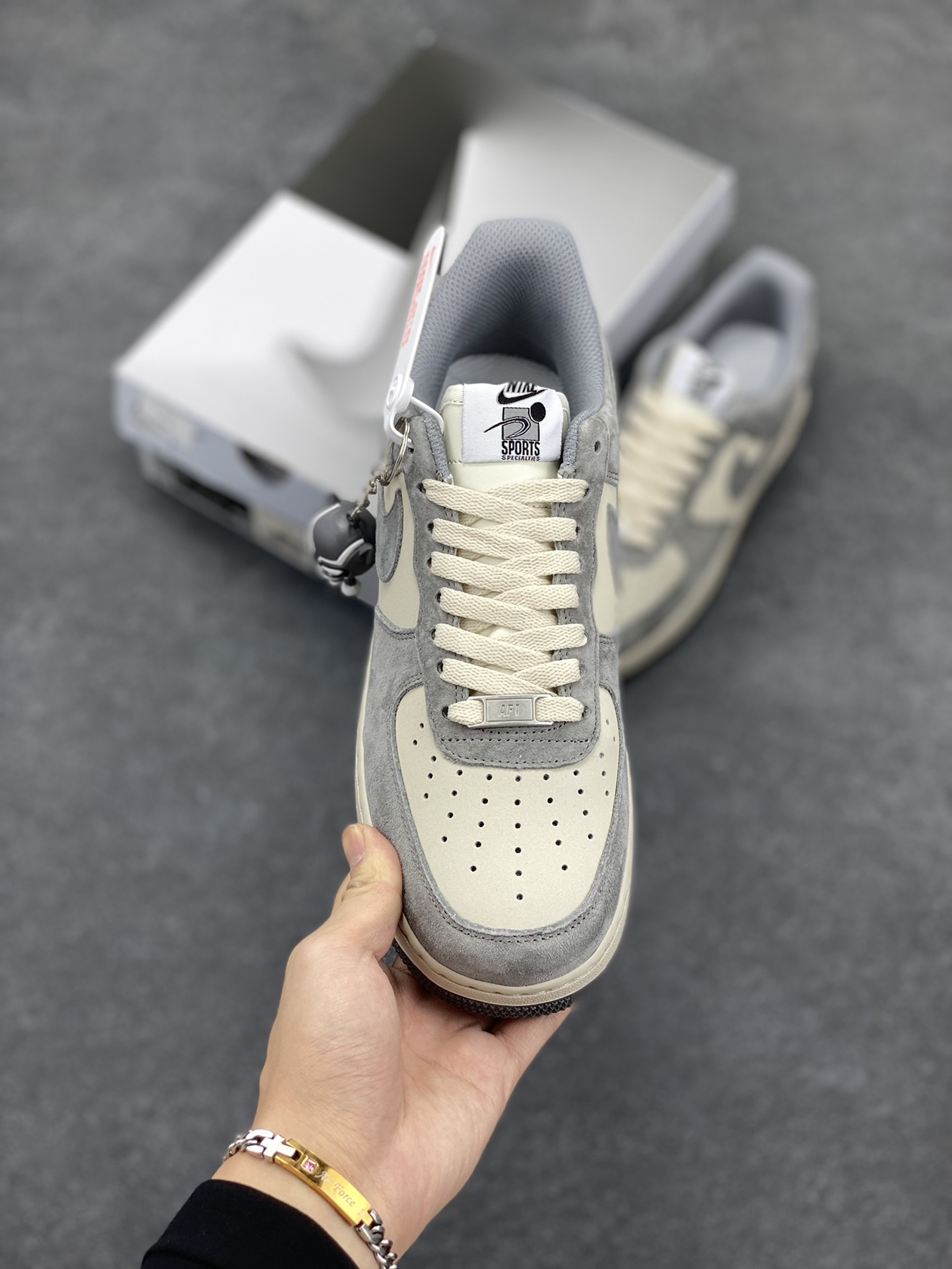 图片[2]-Nike Air Force 1\’07 Low “Panther”漫威系列 “黑豹主题”灰白拼接 空军一号低帮休闲板鞋 原厂麂皮 原楦原纸板 纯正版型 高清洁度 内置全掌气垫 货号：CW2288-866 尺码：36 36.5 37.5 38 38.5 39 40 40.5 41 42 42.5 43 44 44.5 45-选品中心