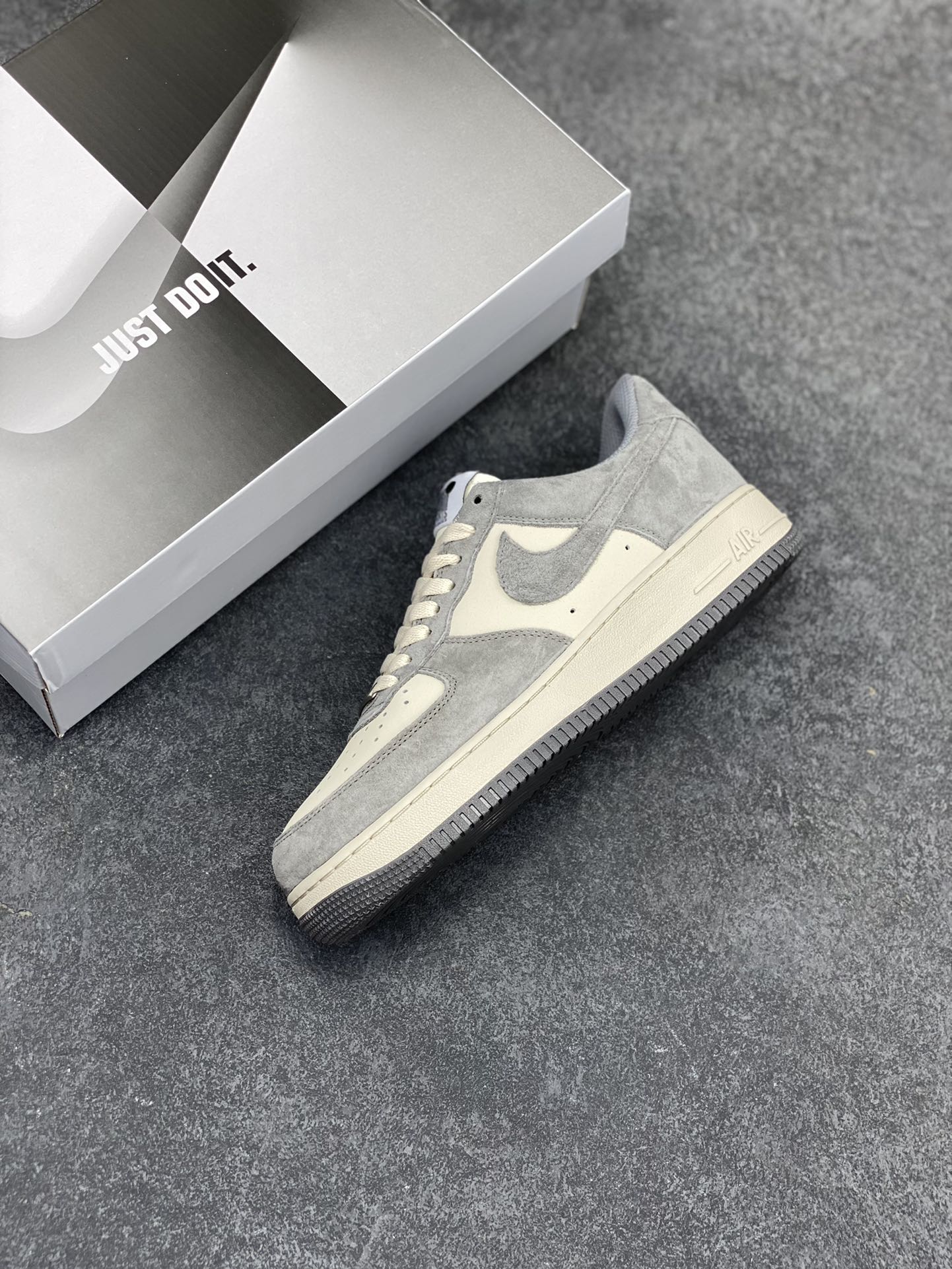 图片[7]-Nike Air Force 1\’07 Low “Panther”漫威系列 “黑豹主题”灰白拼接 空军一号低帮休闲板鞋 原厂麂皮 原楦原纸板 纯正版型 高清洁度 内置全掌气垫 货号：CW2288-866 尺码：36 36.5 37.5 38 38.5 39 40 40.5 41 42 42.5 43 44 44.5 45-选品中心
