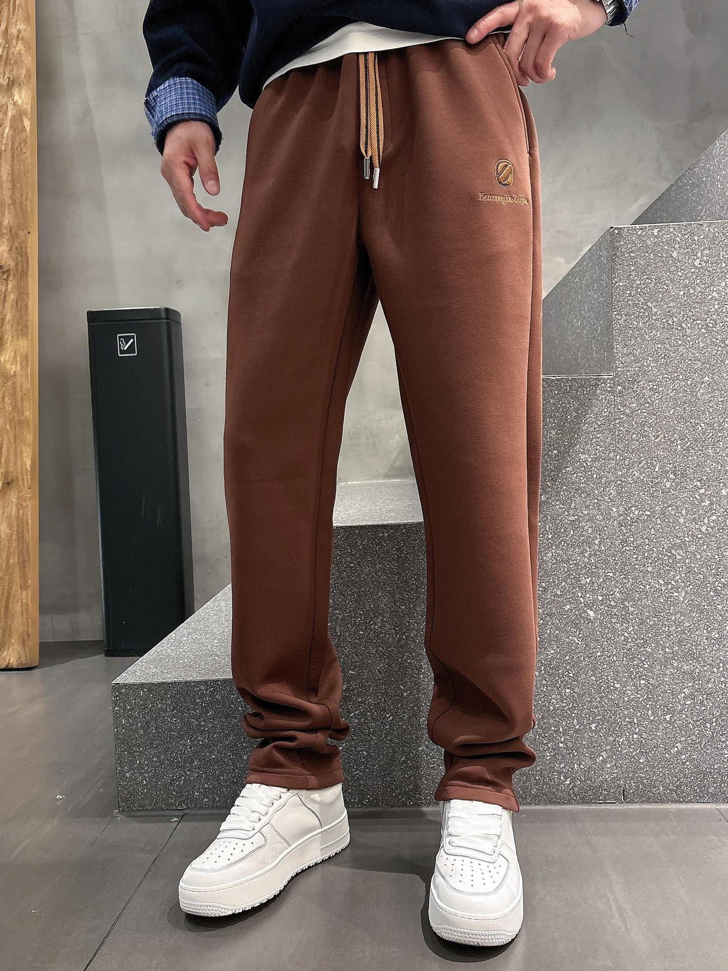 NO:523238,Jenia's new autumn and winter 2025 new casual pants are released simultaneously on the official website, with minimalist craftsmanship design on the pants, imported customer-supplied auxiliary materials and customized fabrics, and OEM products are free of inspection!  Every detail is the ultimate, the original hardware accessories are trendy and stylish, and they are a must-have item for trendy people!  Number of codes 29-40 (M29-30) (L31-32) (XL33-35) (XXL36-38) (XXXL38-40).,,zegna,alexander wang19860909杰尼亚 2025秋冬新品休闲裤,官网同步发售,裤身极简工艺设计,进口客供辅料、面料定制,代工厂出品免检！每个细节做到极致,原版五金配件,潮范十足、上身有型帅气,潮人必备单品！码数 29-40（M29-30）（L31-32）（XL33-35）（XXL36-38）（XXXL38-40）.,,zegna,alexander wang,Men's clothing