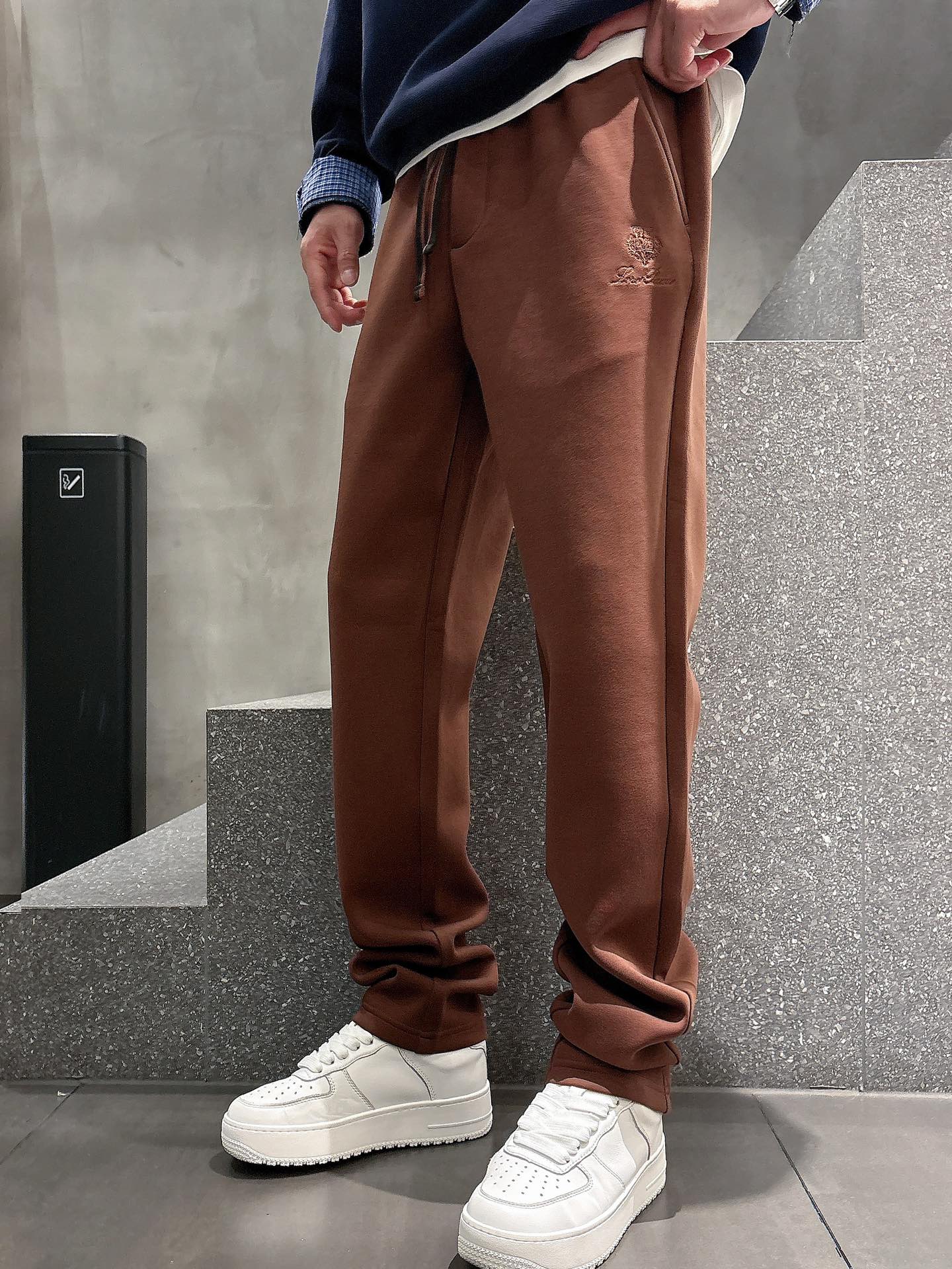 NO:523235,LP new autumn and winter casual pants are released simultaneously on the official website, with minimalist craftsmanship design on the pants, imported customer-supplied auxiliary materials and fabric customization, and factory-produced without inspection!  Every detail is the ultimate, the original hardware accessories are trendy and stylish, and they are a must-have item for trendy people!  Number of codes 29-40 (M29-30) (L31-32) (XL33-35) (XXL36-38) (XXXL38-40).,,loro piano,alexander wang19860909LP 秋冬新品休闲裤,官网同步发售,裤身极简工艺设计,进口客供辅料、面料定制,代工厂出品免检！每个细节做到极致,原版五金配件,潮范十足、上身有型帅气,潮人必备单品！码数 29-40（M29-30）（L31-32）（XL33-35）（XXL36-38）（XXXL38-40）.,,loro piana,alexander wang,Men's clothing