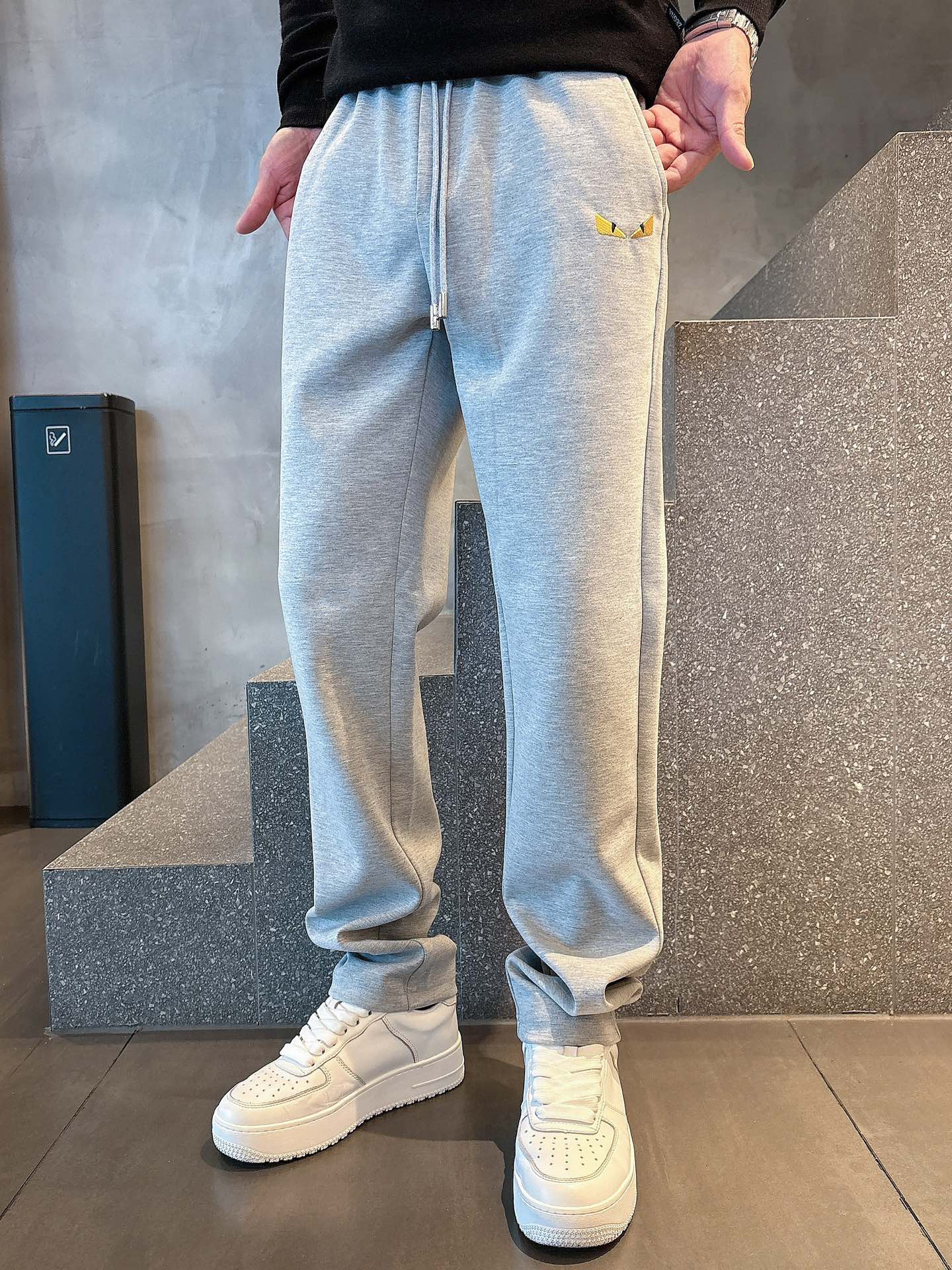 NO:523241,Fendi 2025 autumn and winter new casual pants are released simultaneously on the official website, with minimalist craftsmanship design, imported customer-supplied auxiliary materials and fabric customization, and factory-produced without inspection!  Every detail is the ultimate, the original hardware accessories are trendy and stylish, and they are a must-have item for trendy people!  Number of codes 29-40 (M29-30). (L31-32) (XL33-35) (XXL36-38) (XXXL38-40),,fendi,alexander wang19860909芬迪 2025秋冬新品休闲裤,官网同步发售,裤身极简工艺设计,进口客供辅料、面料定制,代工厂出品免检！每个细节做到极致,原版五金配件,潮范十足、上身有型帅气,潮人必备单品！码数 29-40（M29-30）.（L31-32）（XL33-35）（XXL36-38）（XXXL38-40）,,fendi,alexander wang,Men's clothing