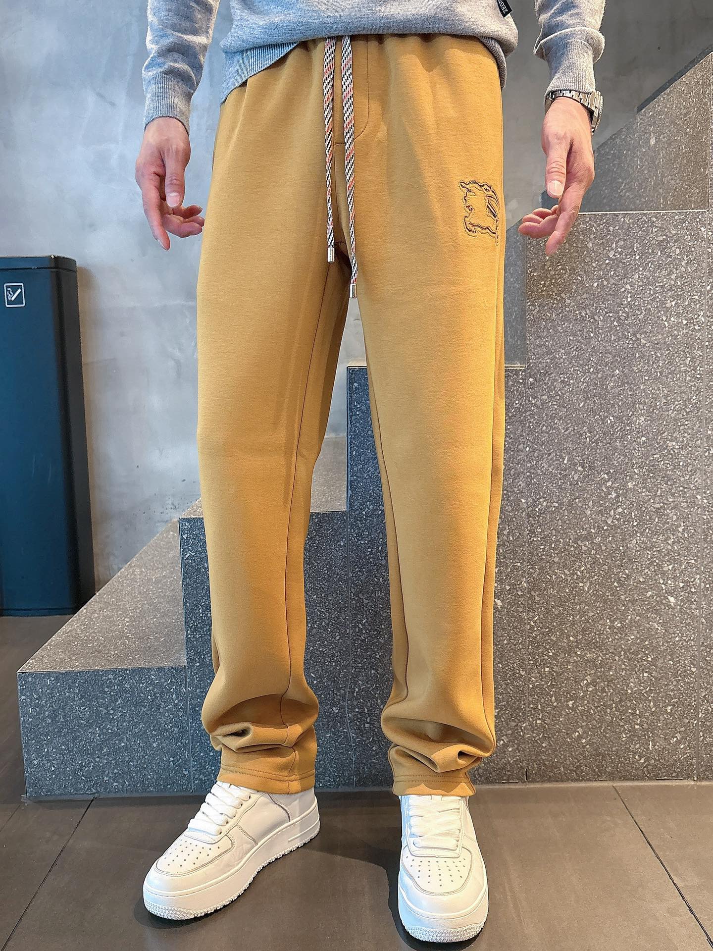 NO:523232,Burberry's new autumn and winter casual pants are released simultaneously on the official website, with minimalist craftsmanship design on the pants, imported customer-supplied auxiliary materials and fabric customization, and factory-produced without inspection!  Every detail is the ultimate, the original hardware accessories are trendy and stylish, and they are a must-have item for trendy people!  Code number 29-40 (M29-30) (L31-32) (XL33-35) (XXL36-38) (XXXL38-40).,,burberry,alexander wang19860909巴宝莉 2025秋冬新品休闲裤,官网同步发售,裤身极简工艺设计,进口客供辅料、面料定制,代工厂出品免检！每个细节做到极致,原版五金配件,潮范十足、上身有型帅气,潮人必备单品！码数 29-40（M29-30）（L31-32）（XL33-35）（XXL36-38）（XXXL38-40）.,,burberry,alexander wang,Men's clothing