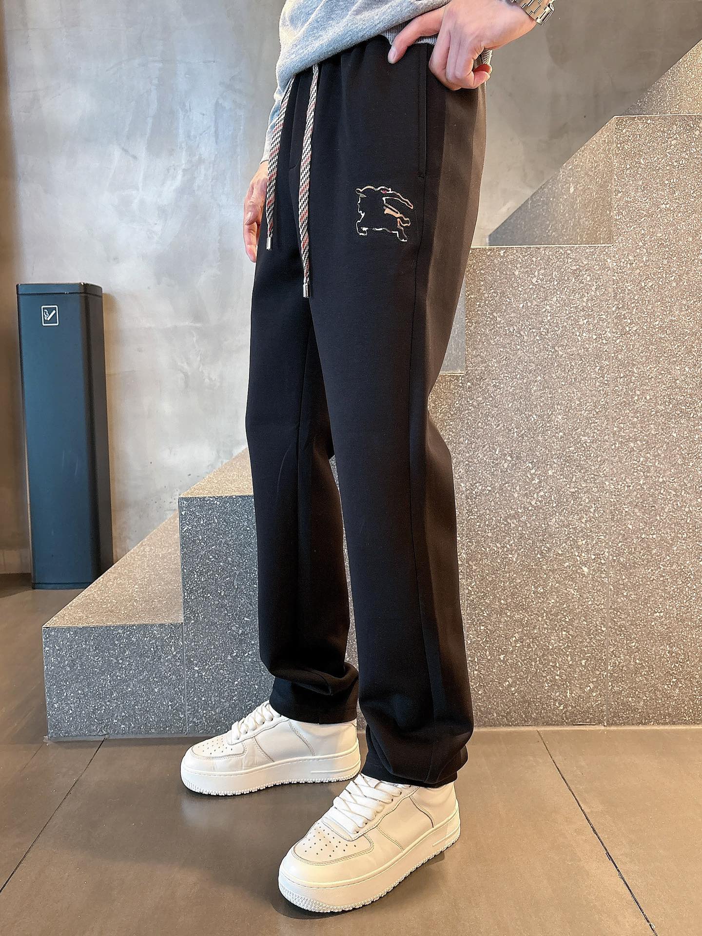 NO:523229,Burberry's new autumn and winter casual pants are released simultaneously on the official website, with minimalist craftsmanship design on the pants, imported customer-supplied auxiliary materials and fabric customization, and factory-produced without inspection!  Every detail is the ultimate, the original hardware accessories are trendy and stylish, and they are a must-have item for trendy people!  Code number 29-40 (M29-30) (L31-32) (XL33-35) (XXL36-38) (XXXL38-40).,,burberry,alexander wang19860909巴宝莉 2025秋冬新品休闲裤,官网同步发售,裤身极简工艺设计,进口客供辅料、面料定制,代工厂出品免检！每个细节做到极致,原版五金配件,潮范十足、上身有型帅气,潮人必备单品！码数 29-40（M29-30）（L31-32）（XL33-35）（XXL36-38）（XXXL38-40）.,,burberry,alexander wang,Men's clothing