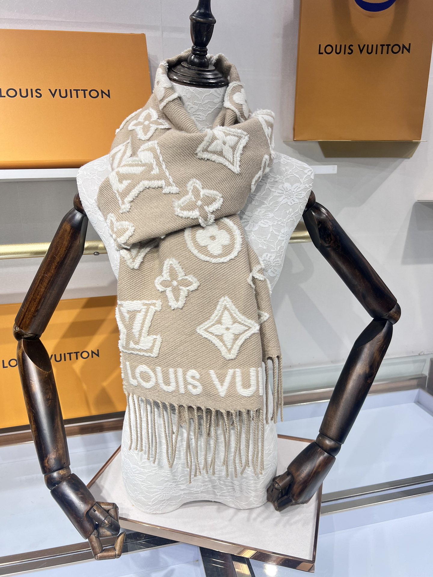 💟补单到货 大家期待已久的LV围巾终于上新了！选到自己的保暖神器了嘛 LV上新的围巾里有没有你Pick的