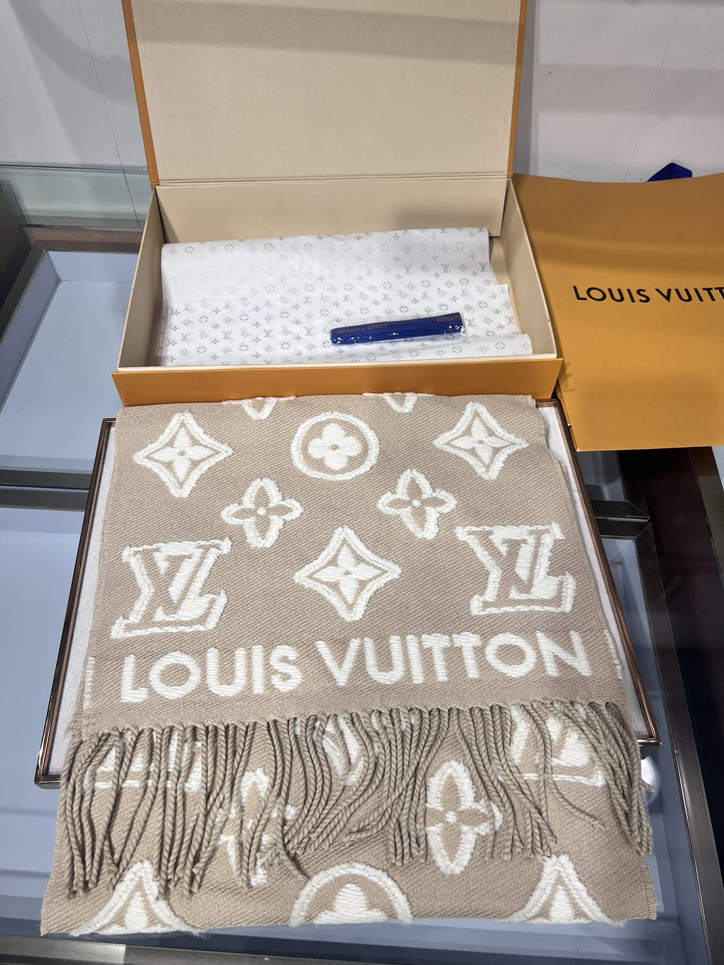 💟补单到货 大家期待已久的LV围巾终于上新了！选到自己的保暖神器了嘛 LV上新的围巾里有没有你Pick的